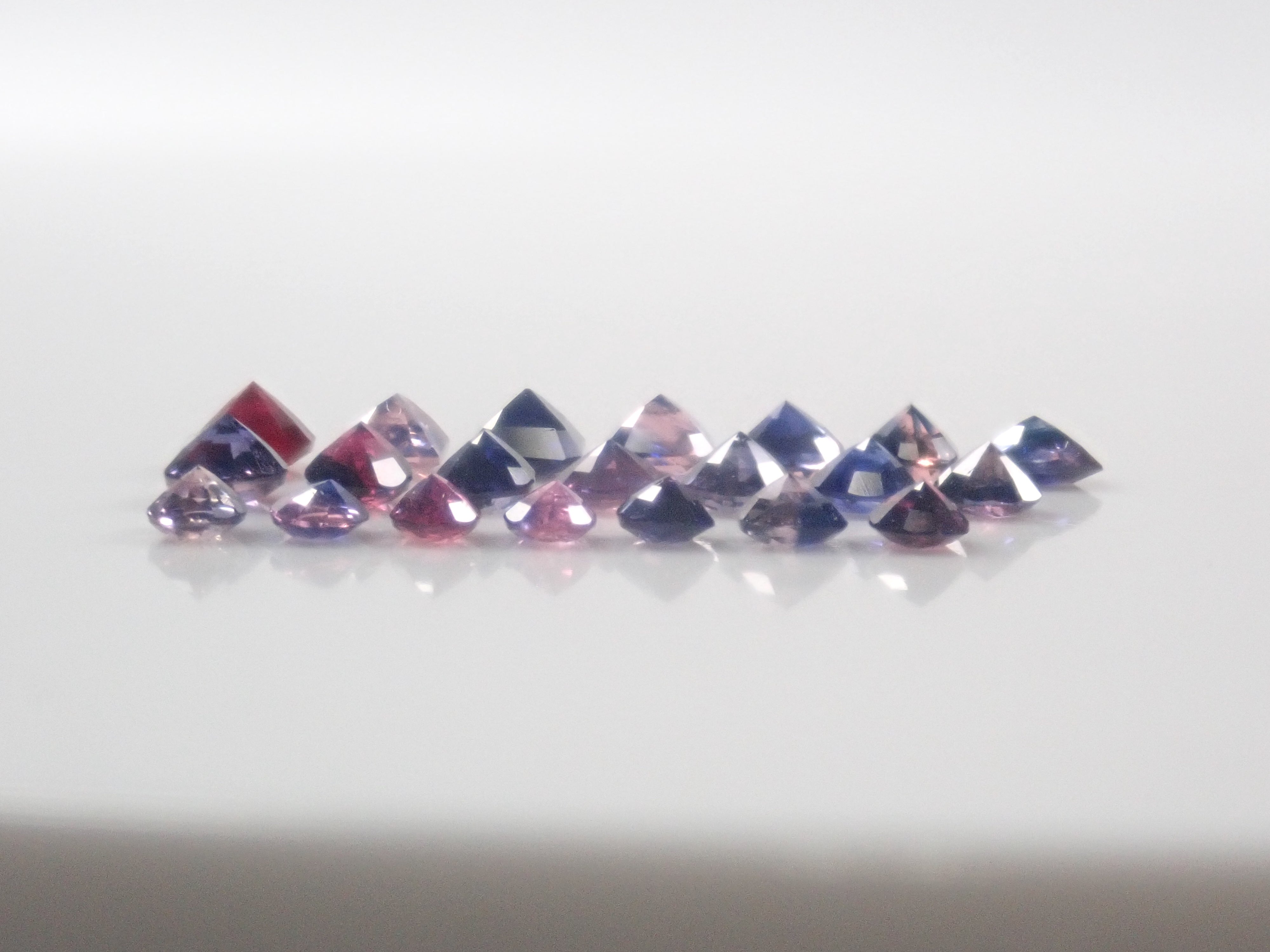 Limited to 10 stones: Madagascar pink sapphire (heart-shaped, including padparadscha color, approximately 3 x 2.3 mm) [Multiple purchase discounts available]