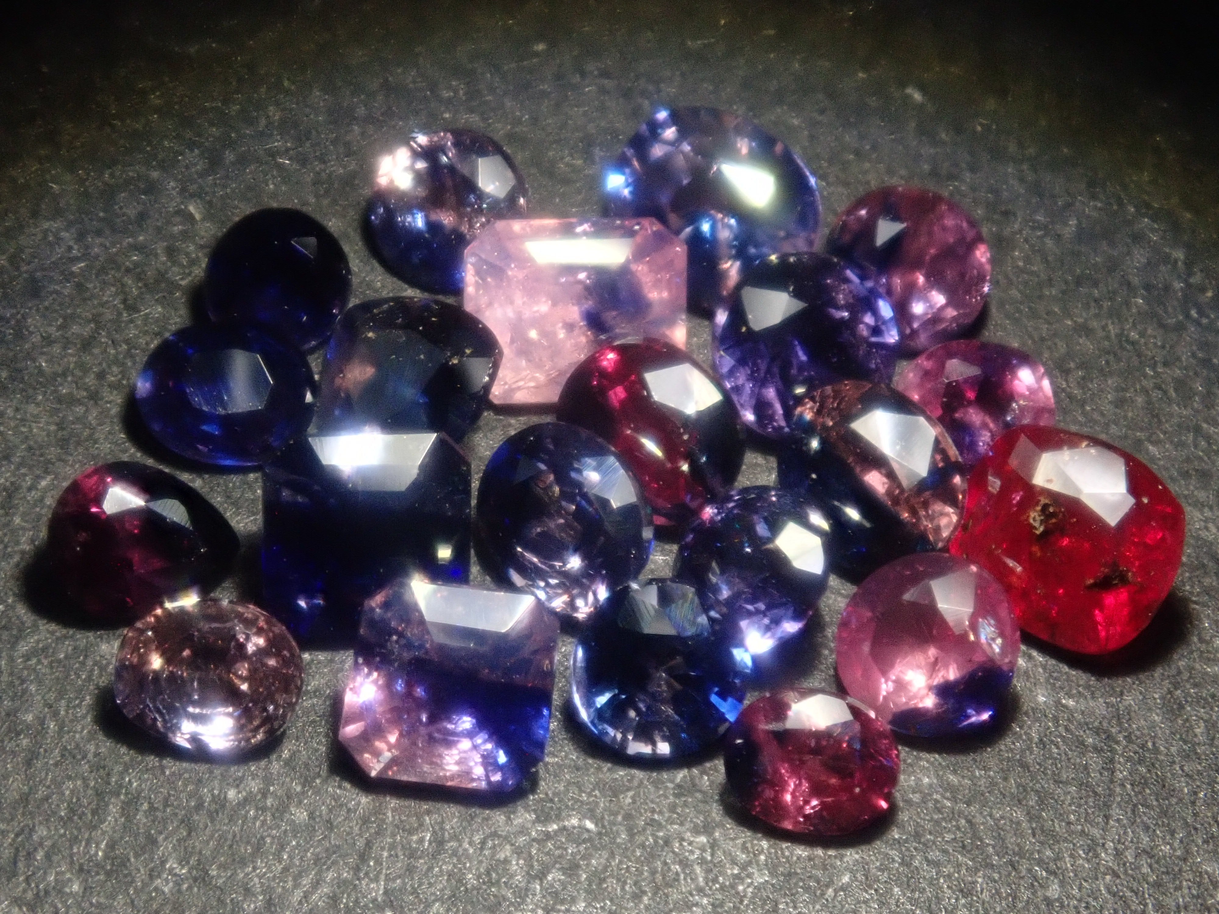Limited to 10 stones: Madagascar pink sapphire (heart-shaped, including padparadscha color, approximately 3 x 2.3 mm) [Multiple purchase discounts available]