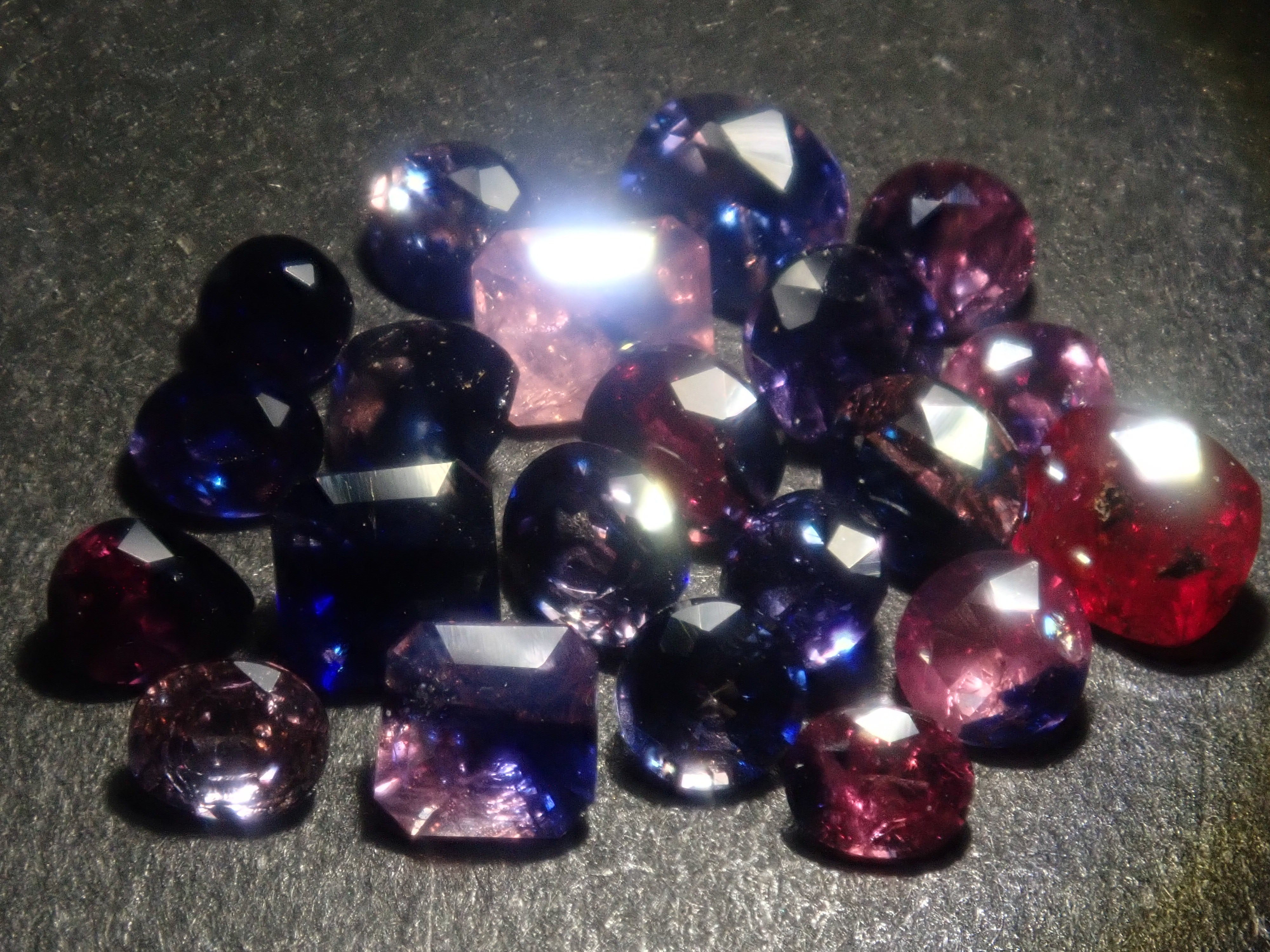 Limited to 10 stones: Madagascar pink sapphire (heart-shaped, including padparadscha color, approximately 3 x 2.3 mm) [Multiple purchase discounts available]