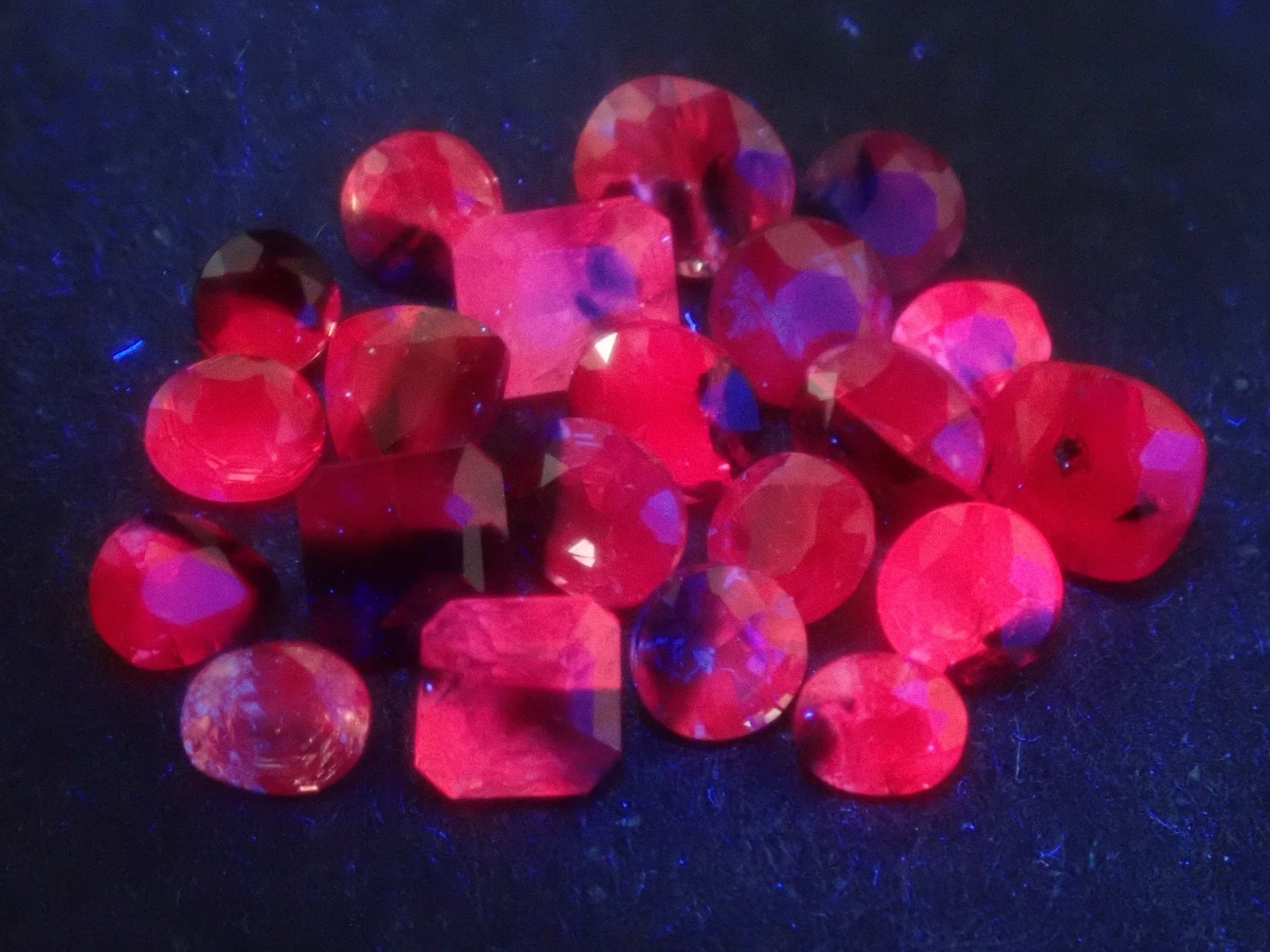 Limited to 10 stones: Madagascar pink sapphire (heart-shaped, including padparadscha color, approximately 3 x 2.3 mm) [Multiple purchase discounts available]