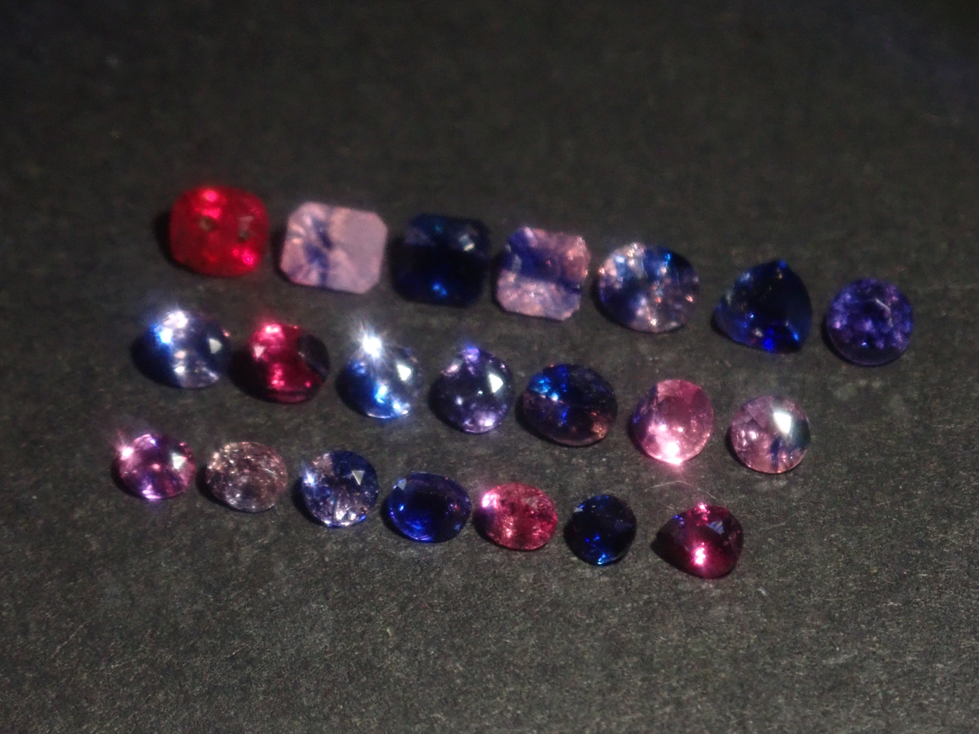 Limited to 10 stones: Madagascar pink sapphire (heart-shaped, including padparadscha color, approximately 3 x 2.3 mm) [Multiple purchase discounts available]