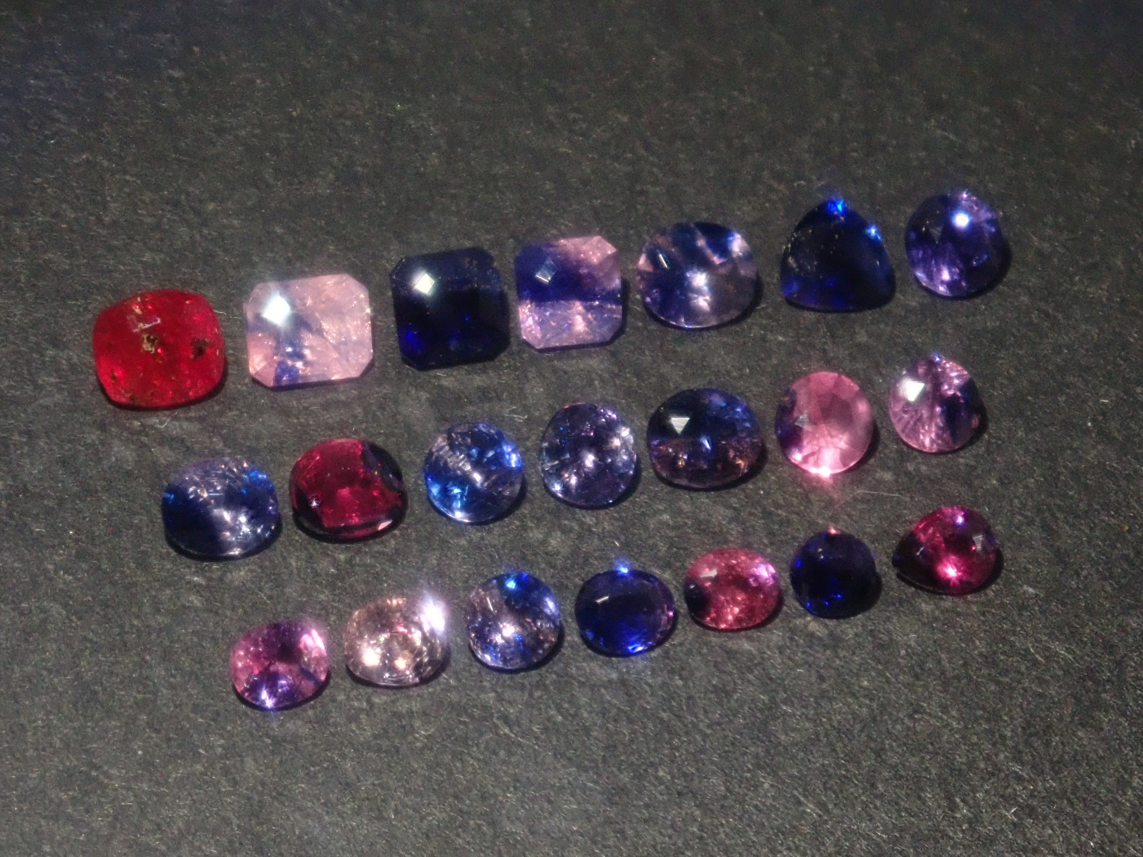 Limited to 10 stones: Madagascar pink sapphire (heart-shaped, including padparadscha color, approximately 3 x 2.3 mm) [Multiple purchase discounts available]