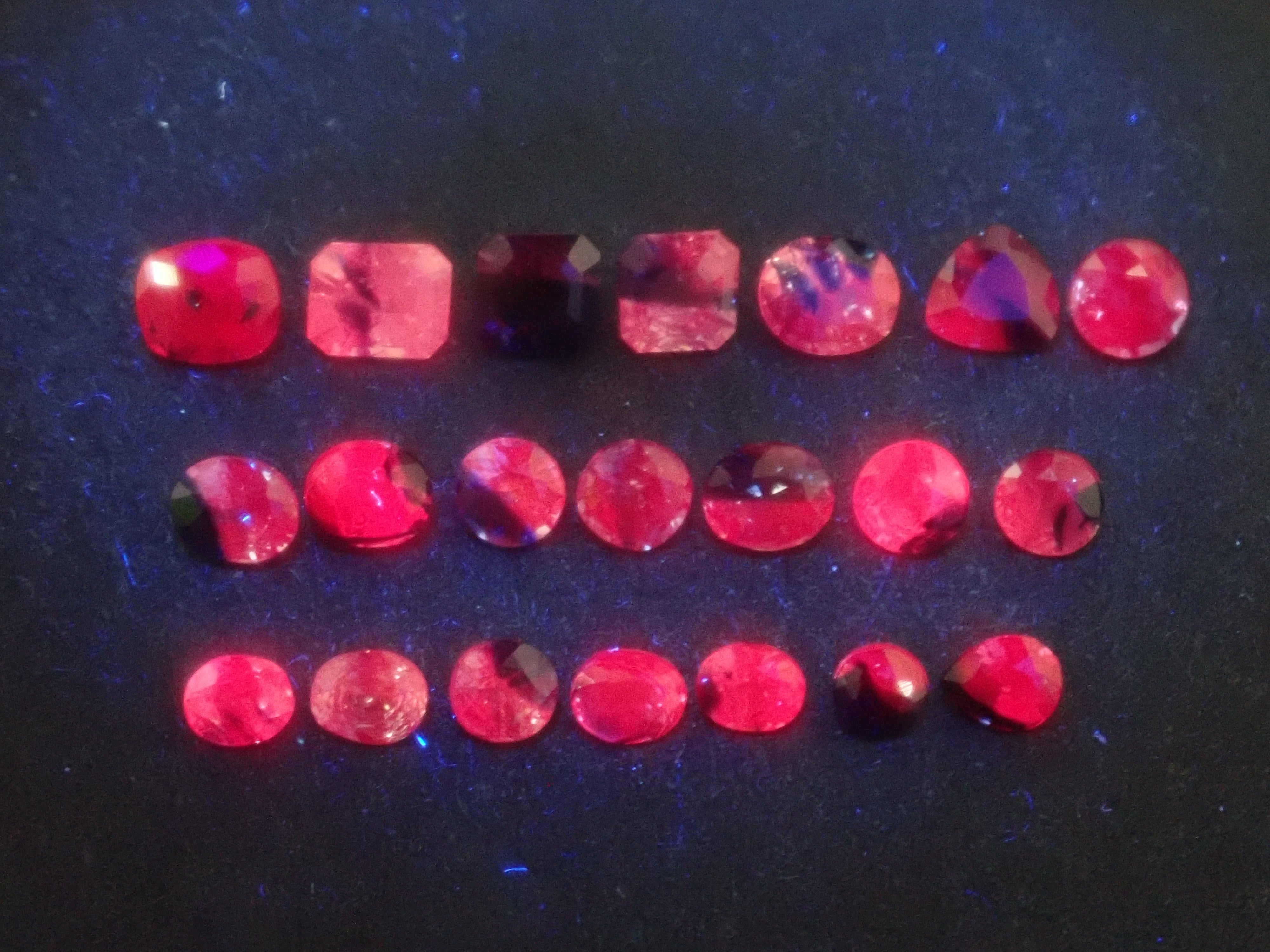 Limited to 10 stones: Madagascar pink sapphire (heart-shaped, including padparadscha color, approximately 3 x 2.3 mm) [Multiple purchase discounts available]