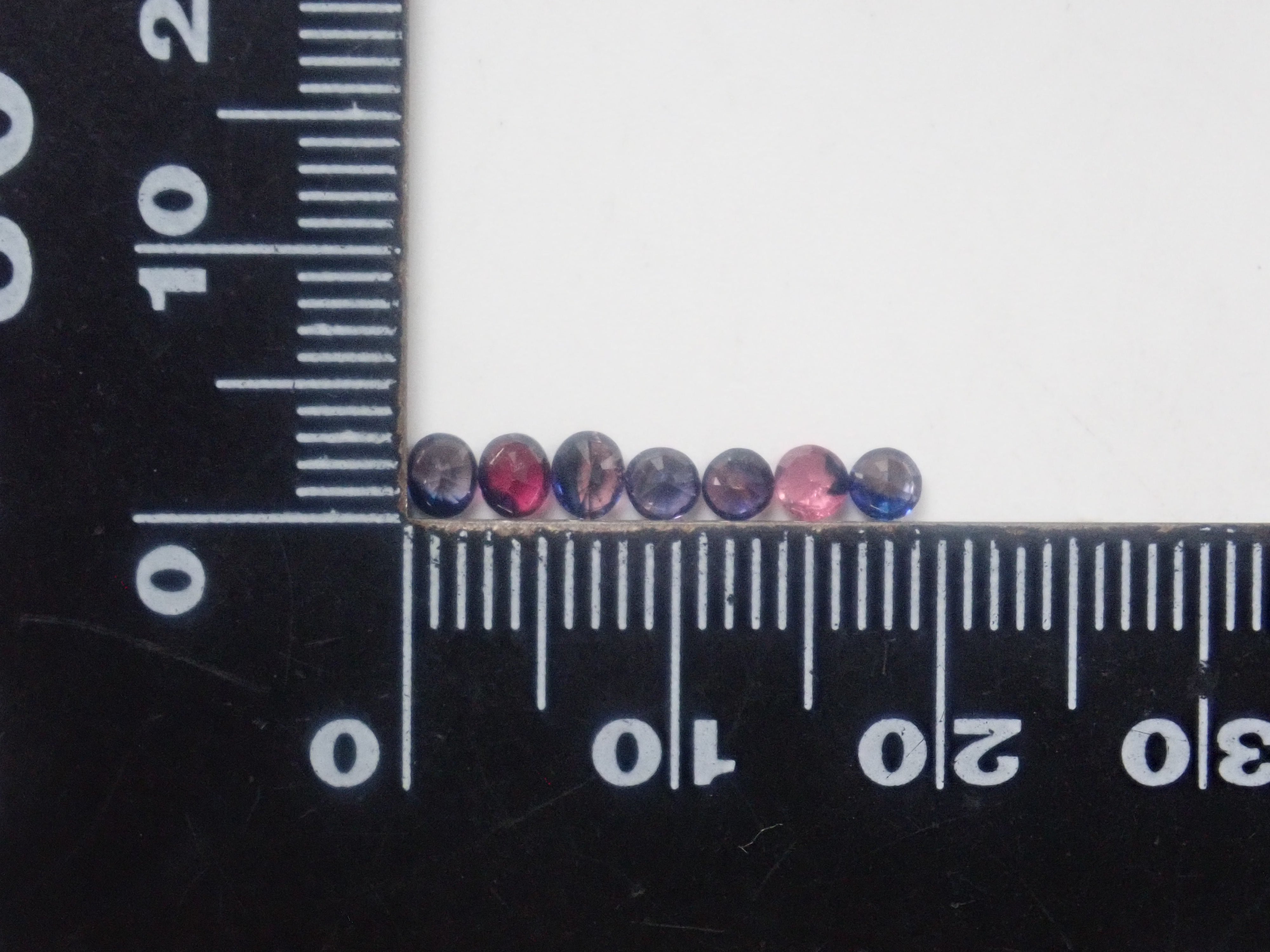 Limited to 10 stones: Madagascar pink sapphire (heart-shaped, including padparadscha color, approximately 3 x 2.3 mm) [Multiple purchase discounts available]