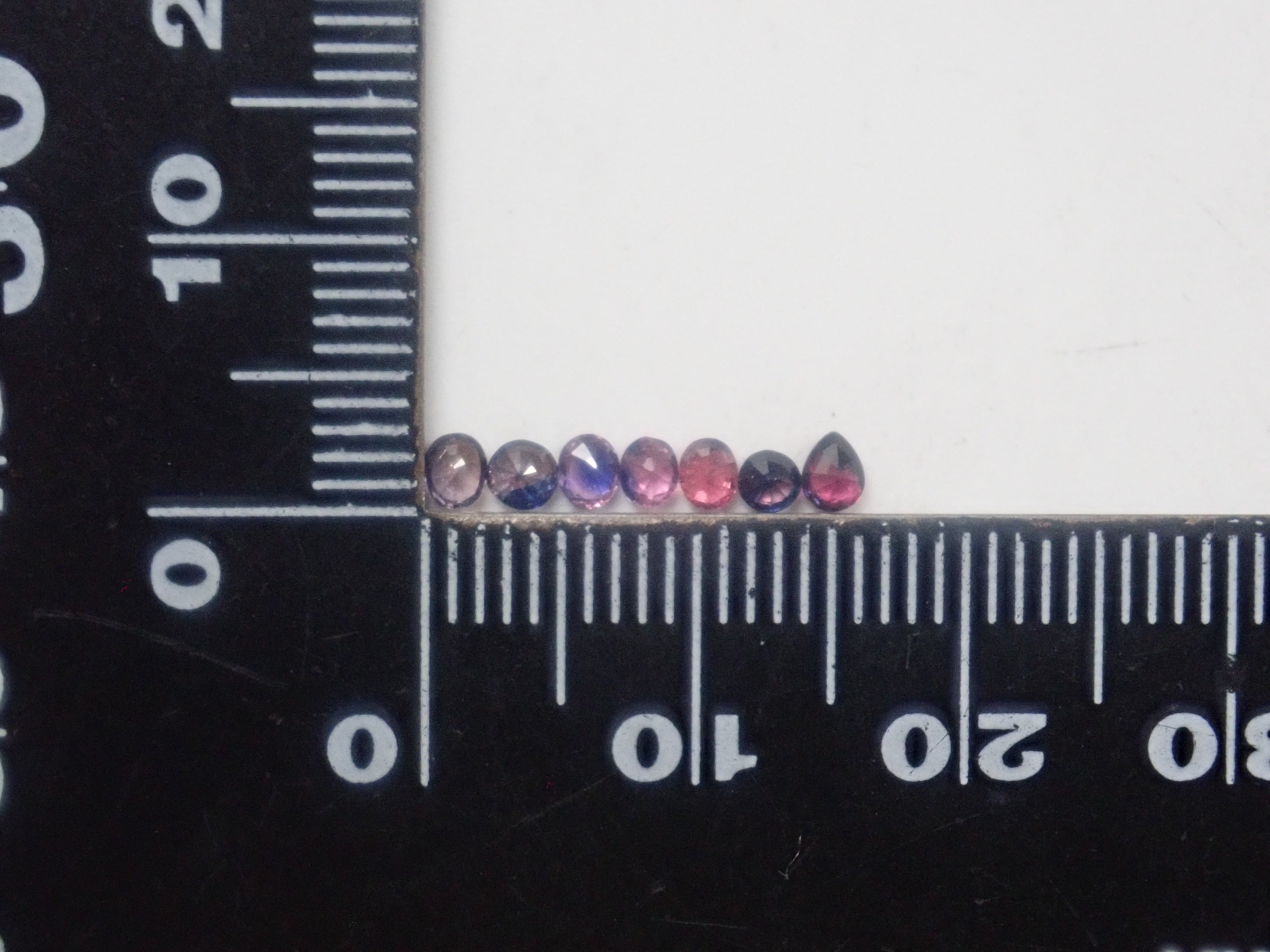 Limited to 10 stones: Madagascar pink sapphire (heart-shaped, including padparadscha color, approximately 3 x 2.3 mm) [Multiple purchase discounts available]