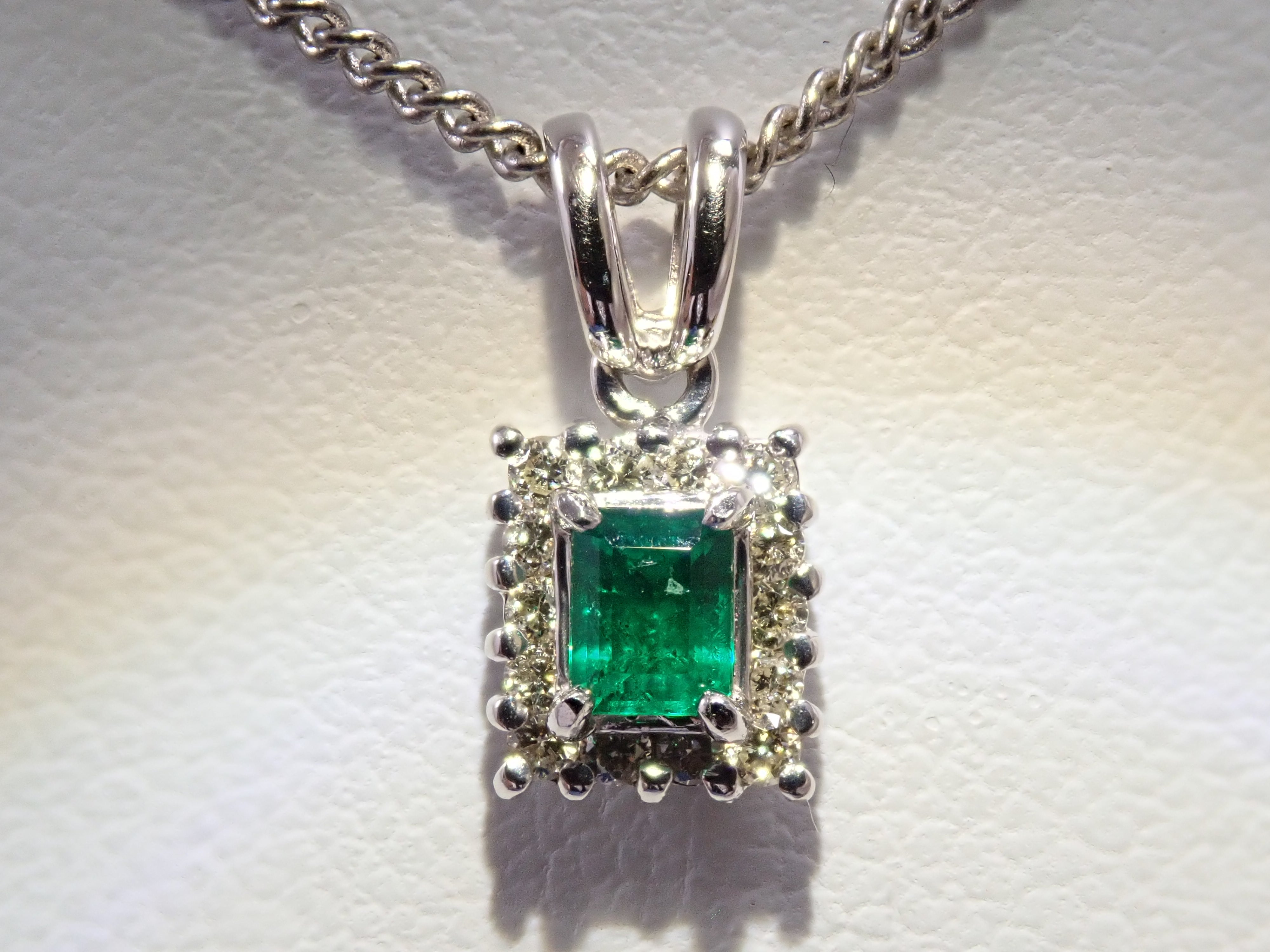 K18WG エメラルド0.15ct・ダイヤモンド0.12ctペンダントトップ