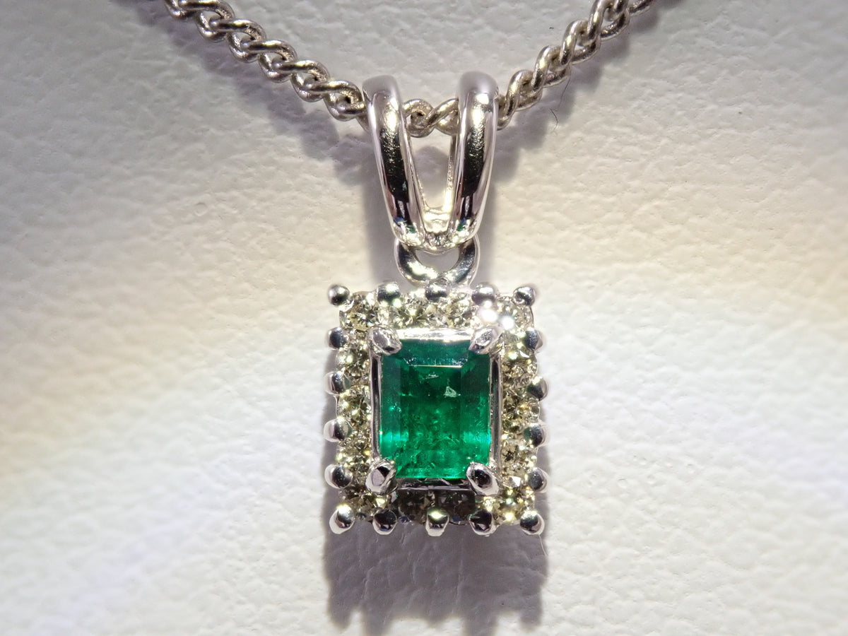 【10/13 22時販売】【カラフリ】K18WG エメラルド0.15ct・ダイヤモンド0.12ctペンダントトップ（ネックレストップ）鑑別書