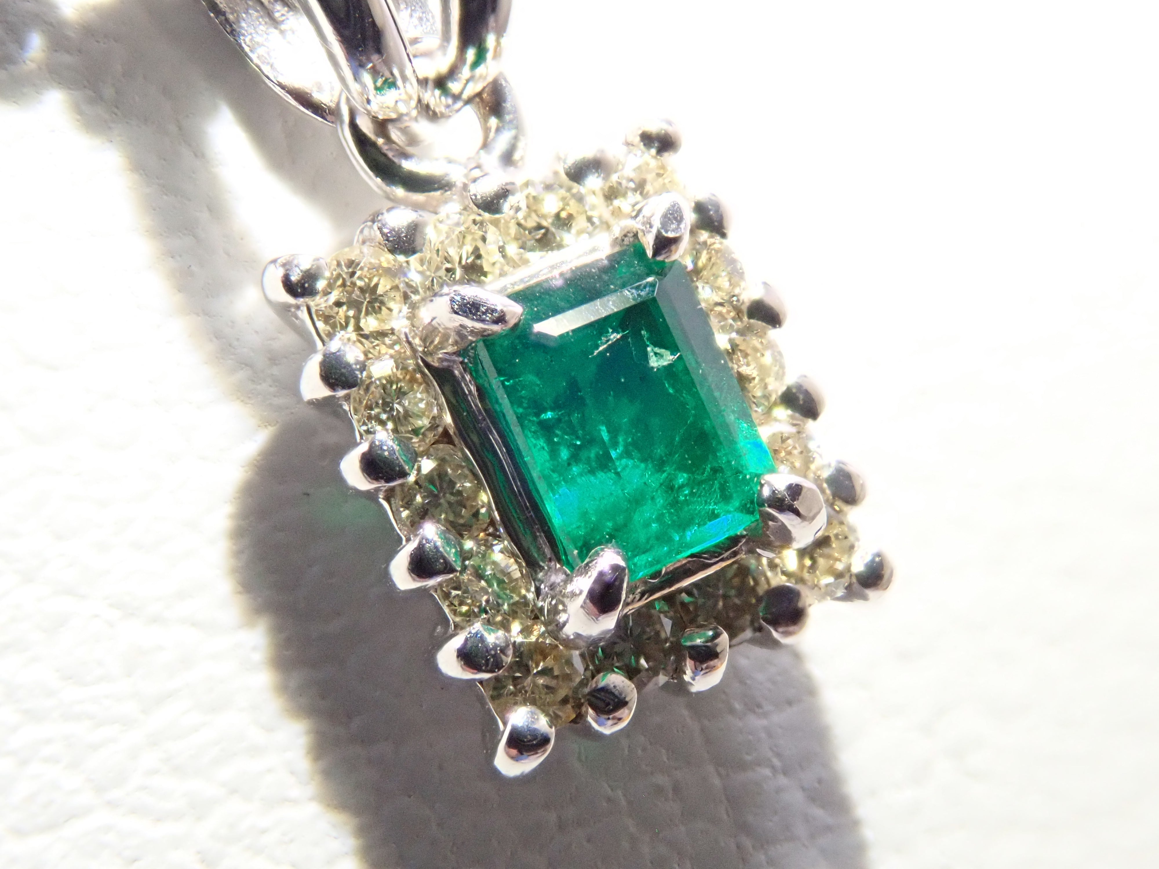 K18WG エメラルド0.15ct・ダイヤモンド0.12ctペンダントトップ