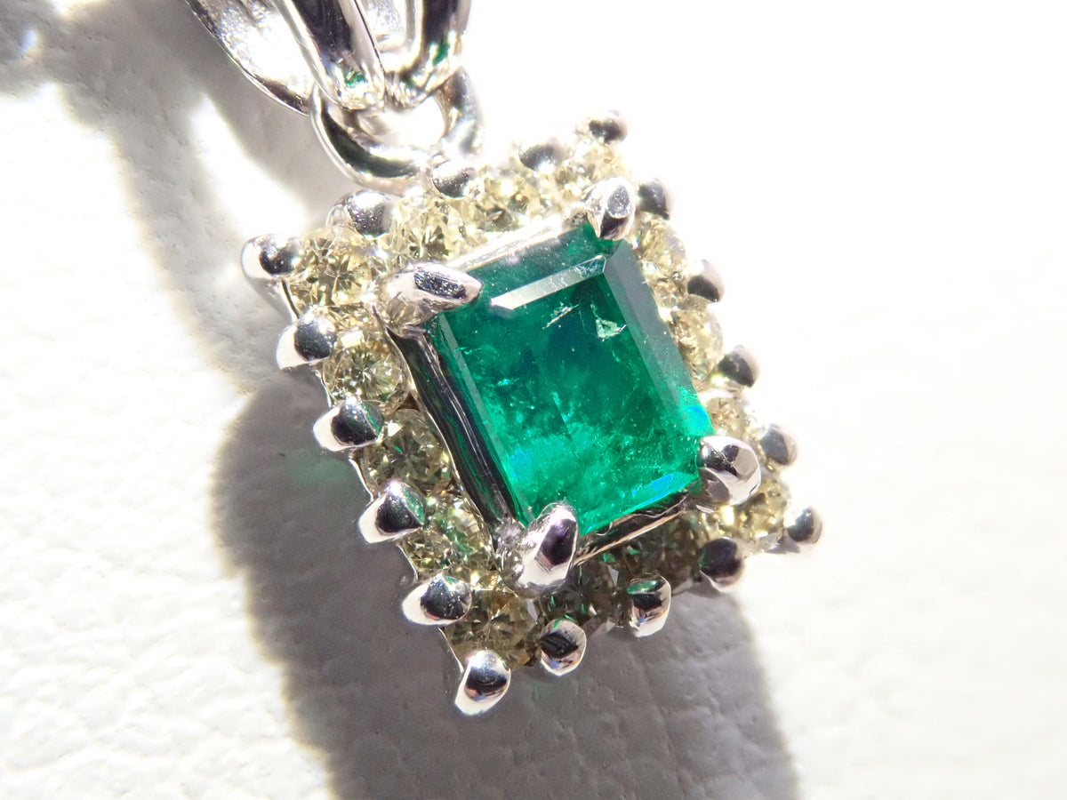 【10/13 22時販売】【カラフリ】K18WG エメラルド0.15ct・ダイヤモンド0.12ctペンダントトップ（ネックレストップ）鑑別書
