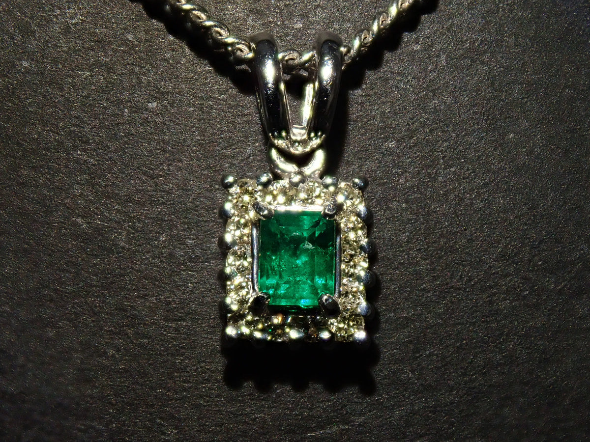 【10/13 22時販売】【カラフリ】K18WG エメラルド0.15ct・ダイヤモンド0.12ctペンダントトップ（ネックレストップ）鑑別書