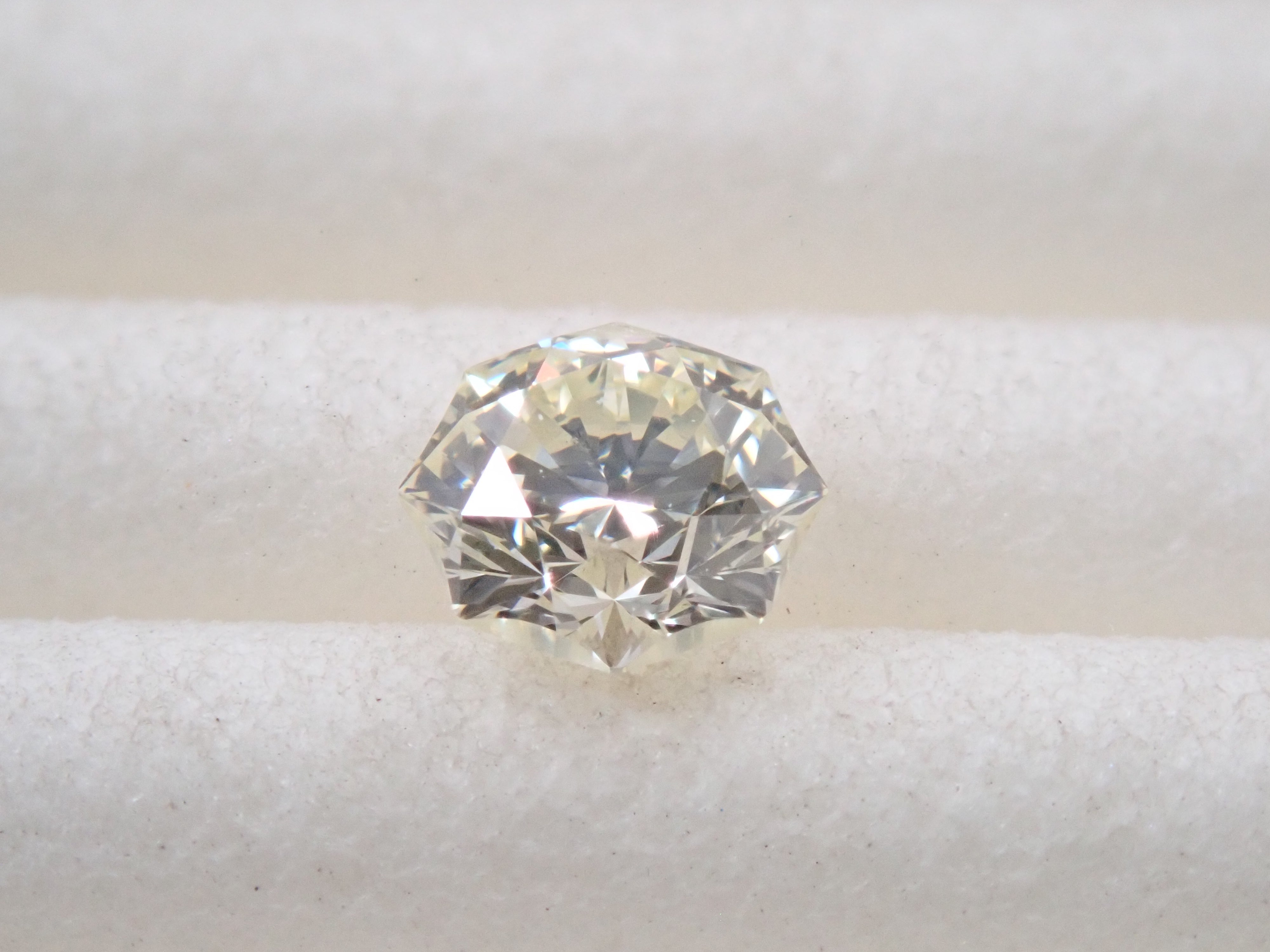 【32501959掲載】イエローダイヤモンド 0.270ctルース(UNDER N(VERY LIGHT YELLOW), SI-2)