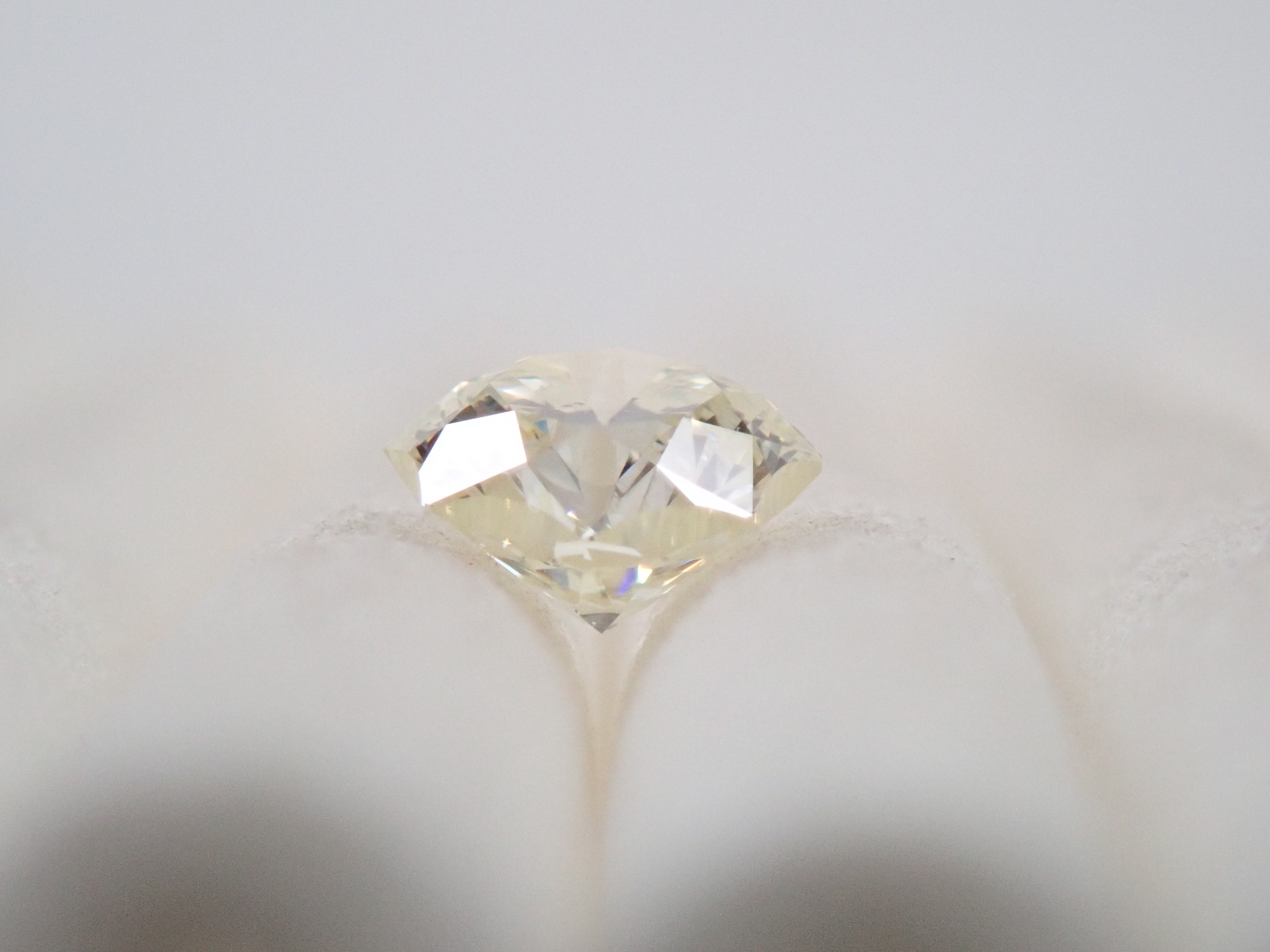 【32501959掲載】イエローダイヤモンド 0.270ctルース(UNDER N(VERY LIGHT YELLOW), SI-2)