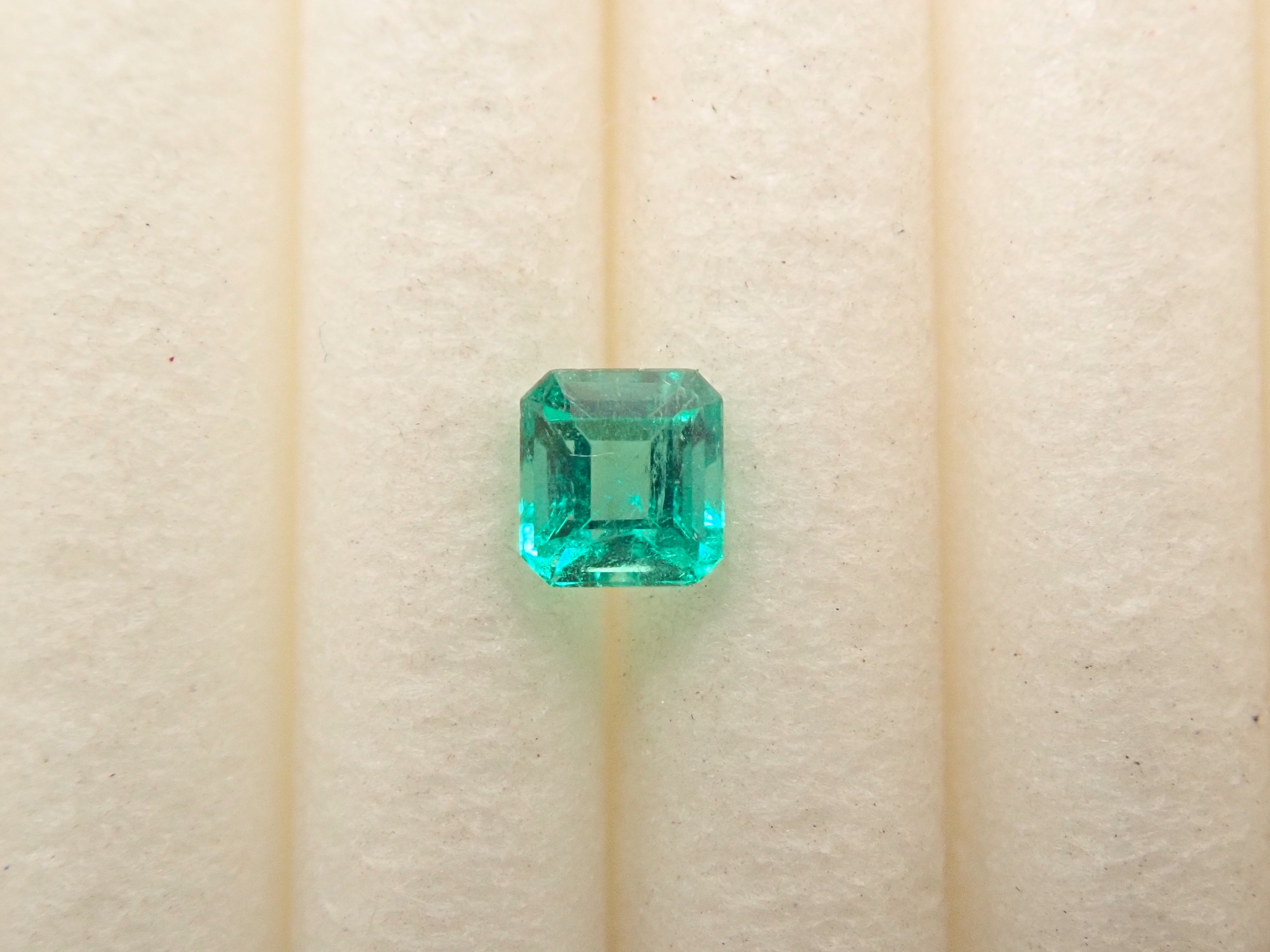 エメラルド宝石？ コロンビア産無処理エメラルド(ノンオイル)0.41ct(GIA宝石鑑別書付