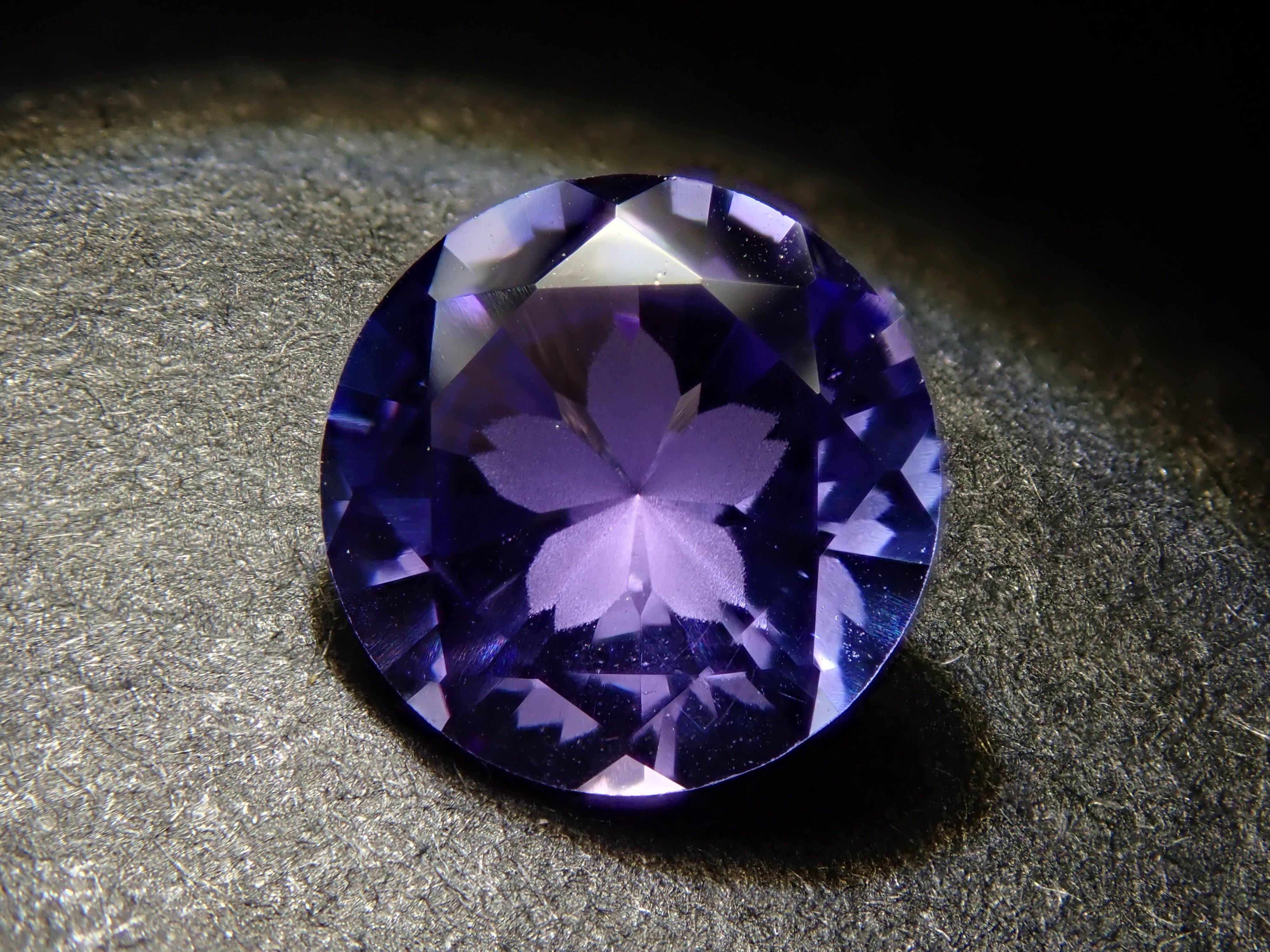 タンザナイト さくらインカット】タンザニア産タンザナイト 6.0mm/0.774ctルース