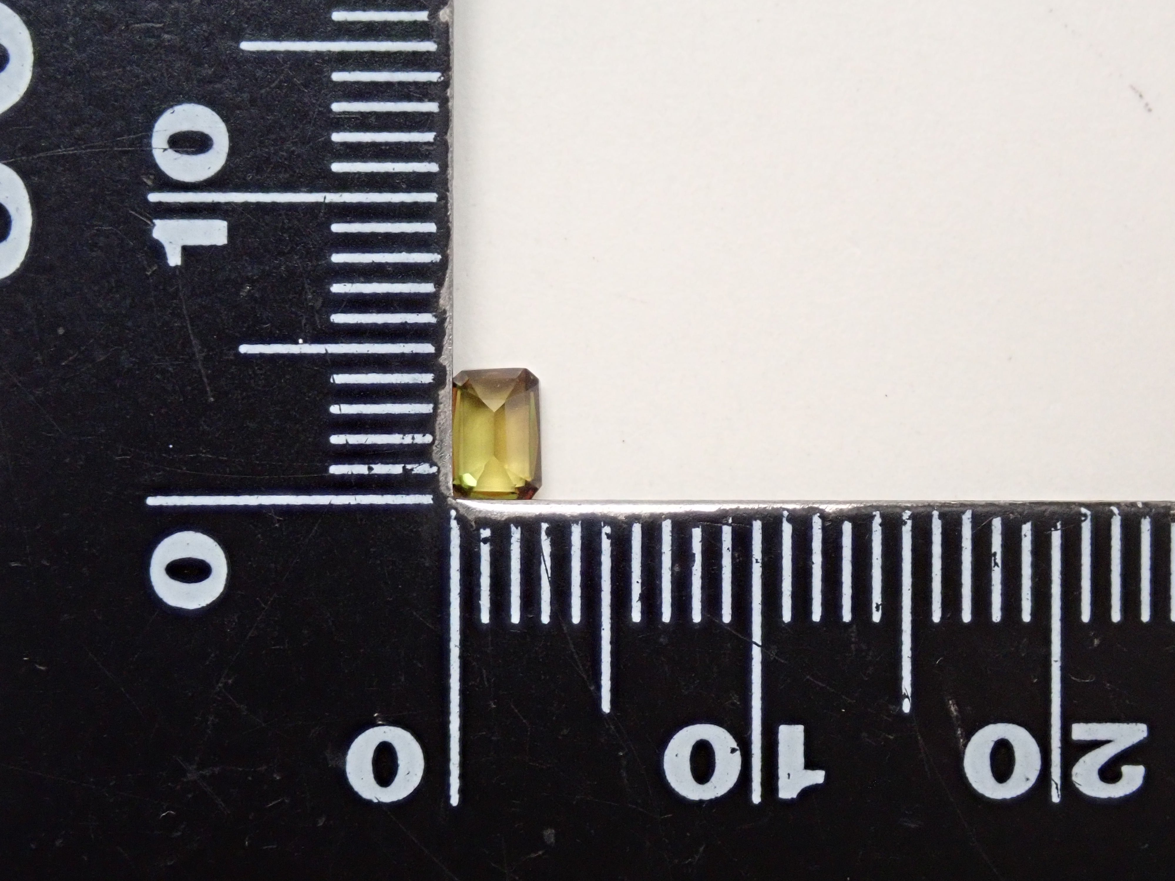 マダガスカル産スフェーン 0.266ctルース