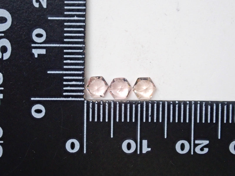 ヘキサゴナルカットのモルガナイト1石ルース（4mm,4月誕生石）《複数購入割引有》
