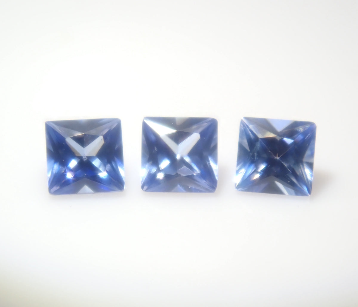【9/5  22時販売】《限定3石》トップクオリティのアメリカ産ベニトアイト（プリンセスカット2×2mm）《複数購入割引有》