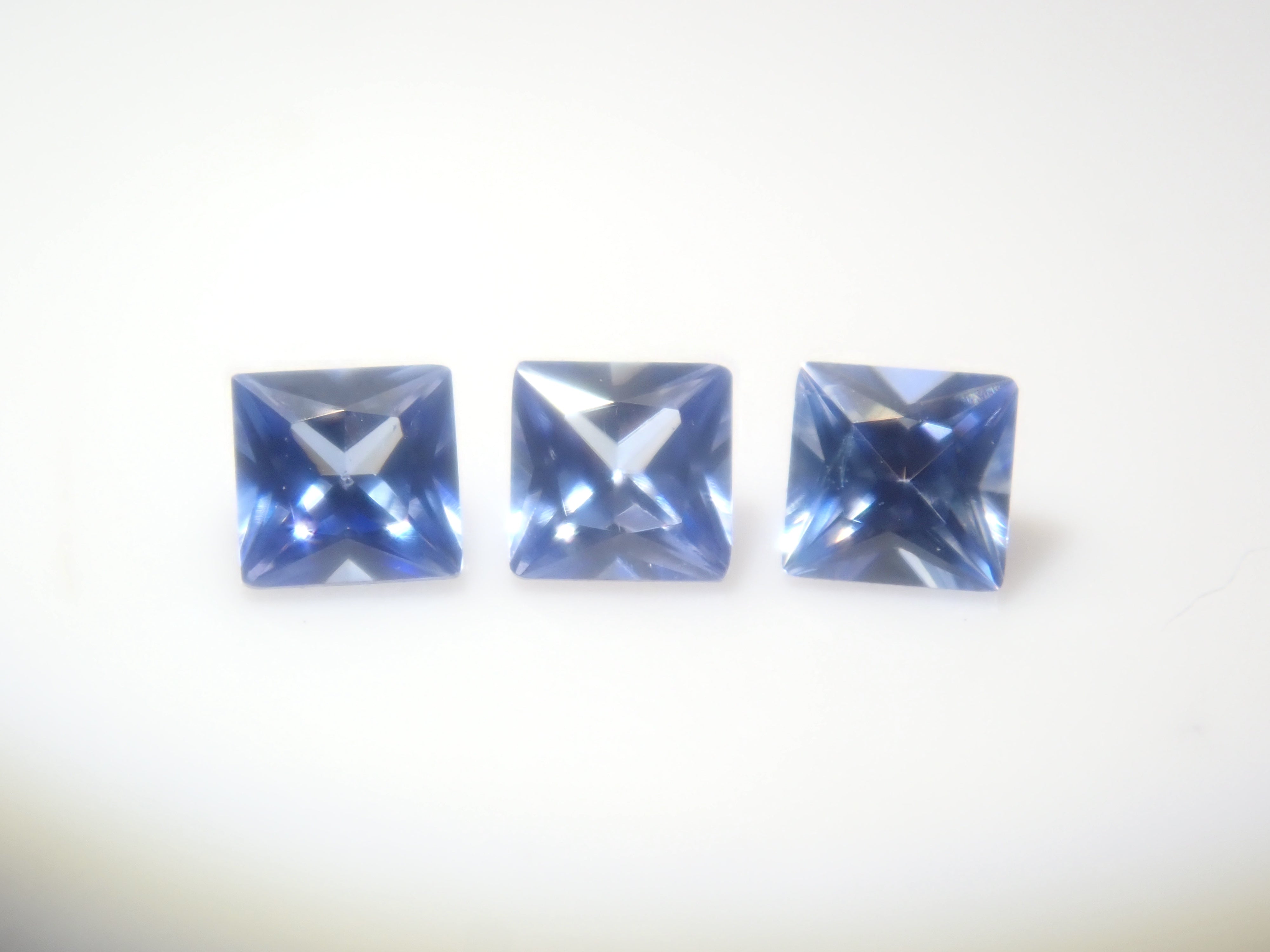【9/5  22時販売】《限定3石》トップクオリティのアメリカ産ベニトアイト（プリンセスカット,2mm）《複数購入割引有》