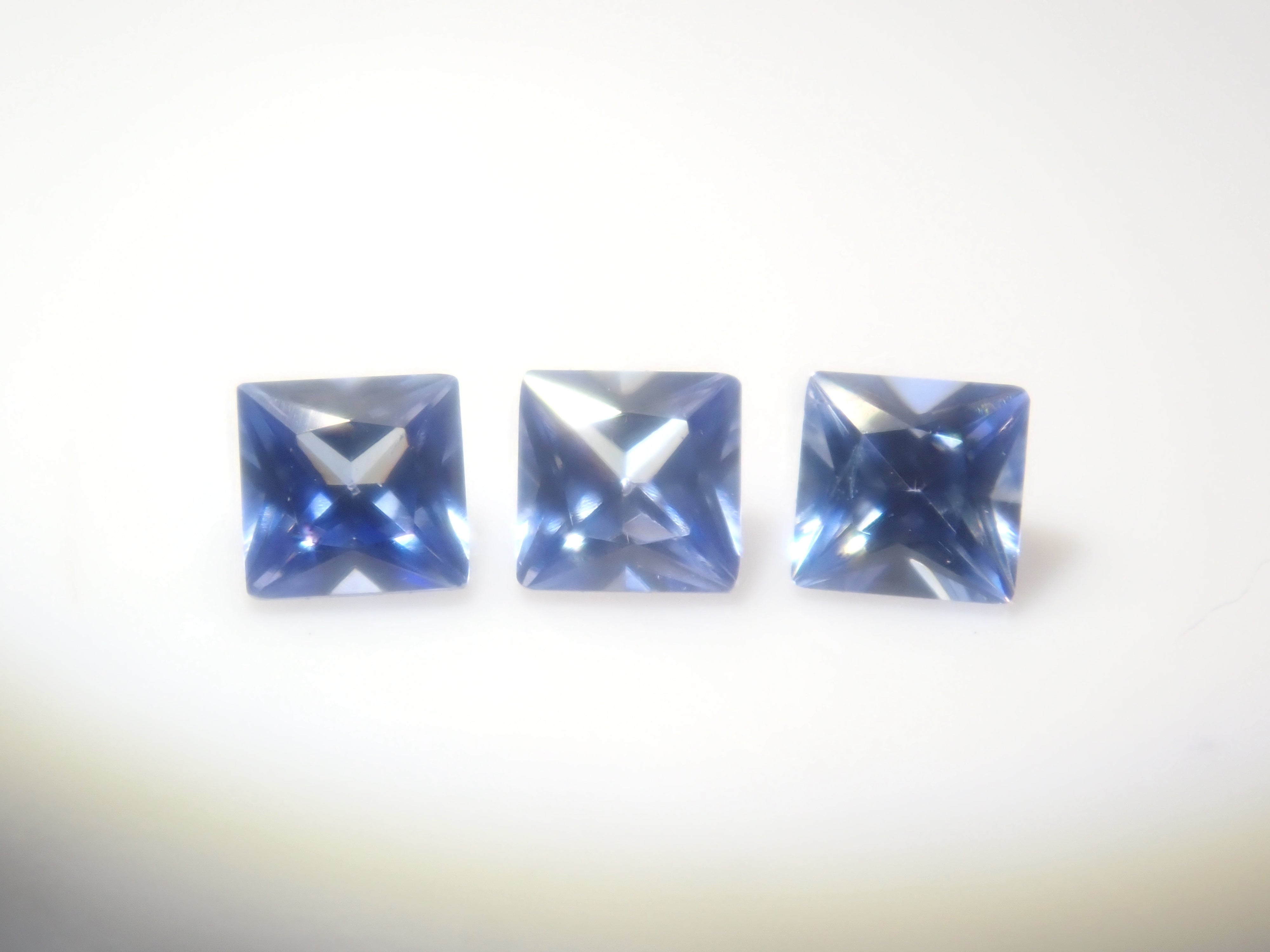 【9/5  22時販売】《限定3石》トップクオリティのアメリカ産ベニトアイト（プリンセスカット,2mm）《複数購入割引有》