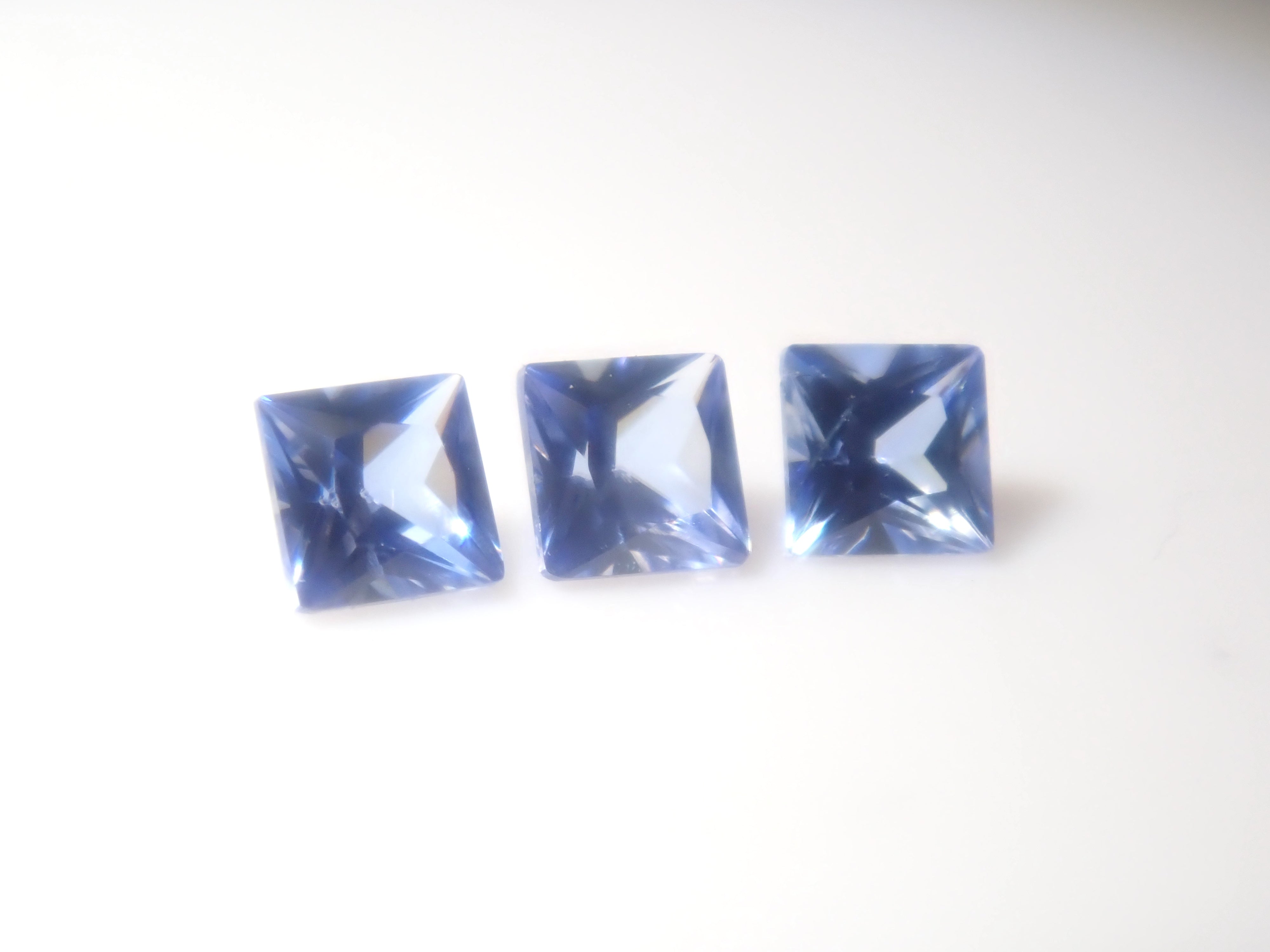【9/5  22時販売】《限定3石》トップクオリティのアメリカ産ベニトアイト（プリンセスカット,2mm）《複数購入割引有》