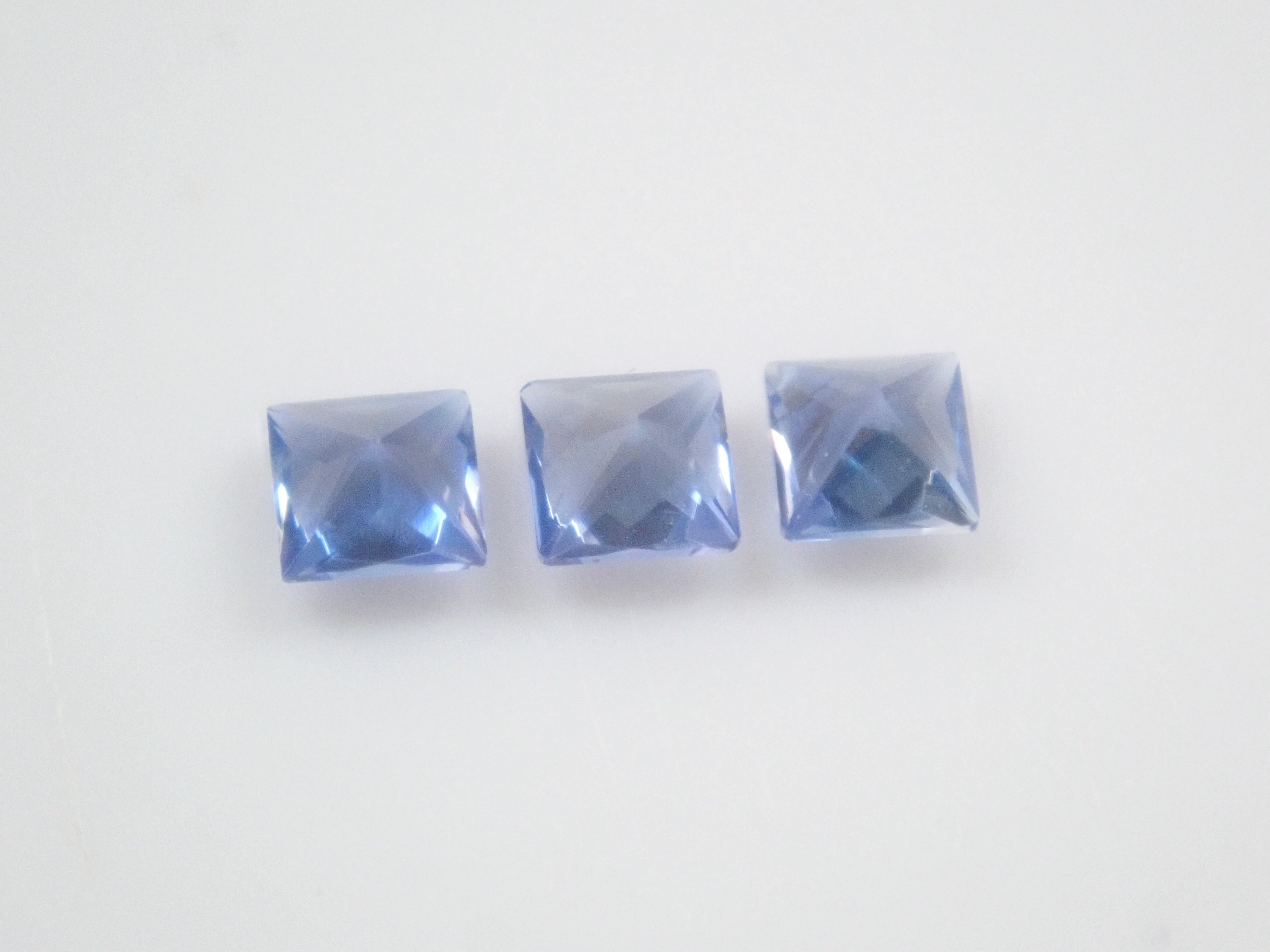 【9/5  22時販売】《限定3石》トップクオリティのアメリカ産ベニトアイト（プリンセスカット,2mm）《複数購入割引有》