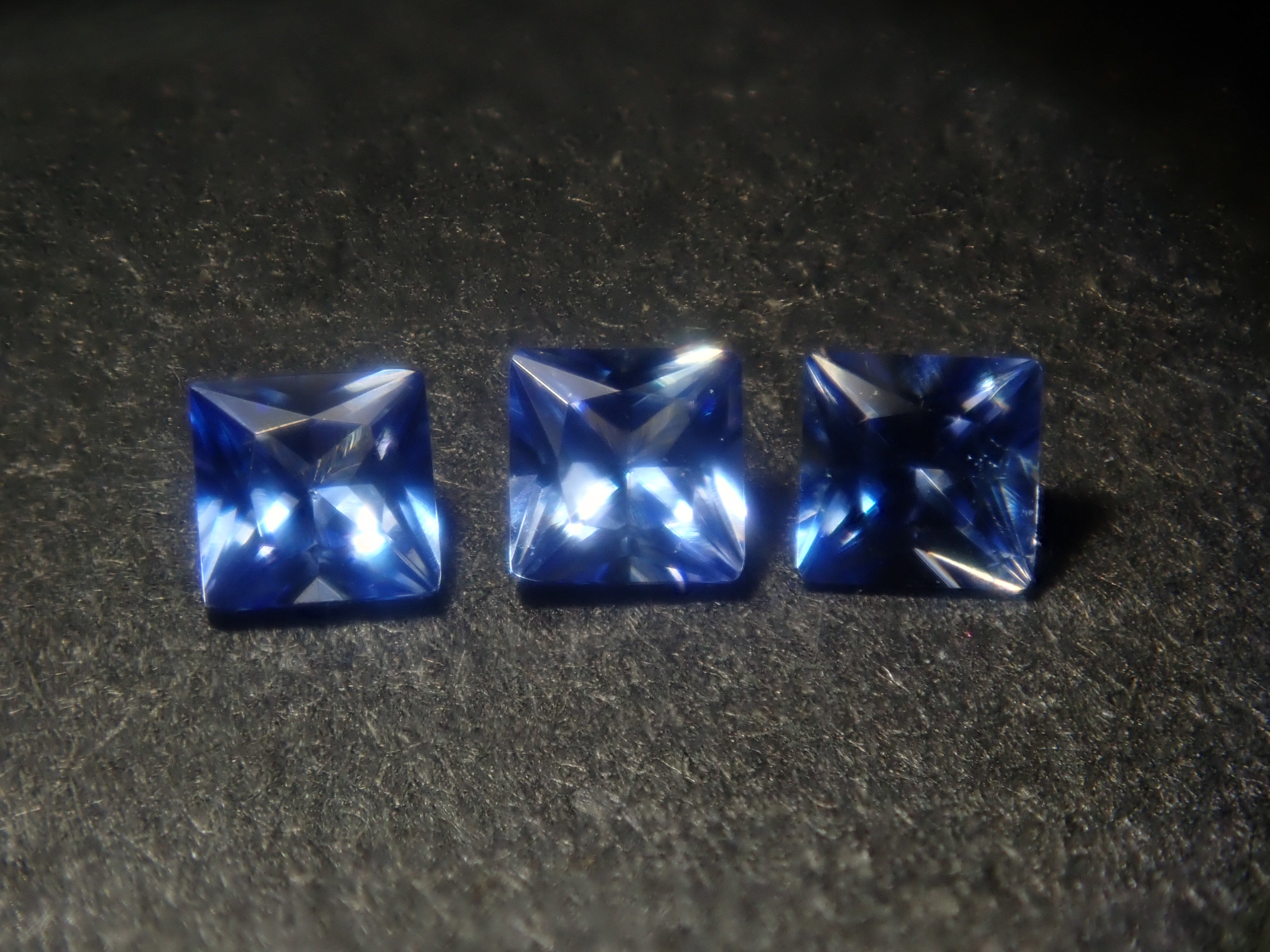 【9/5  22時販売】《限定3石》トップクオリティのアメリカ産ベニトアイト（プリンセスカット,2mm）《複数購入割引有》