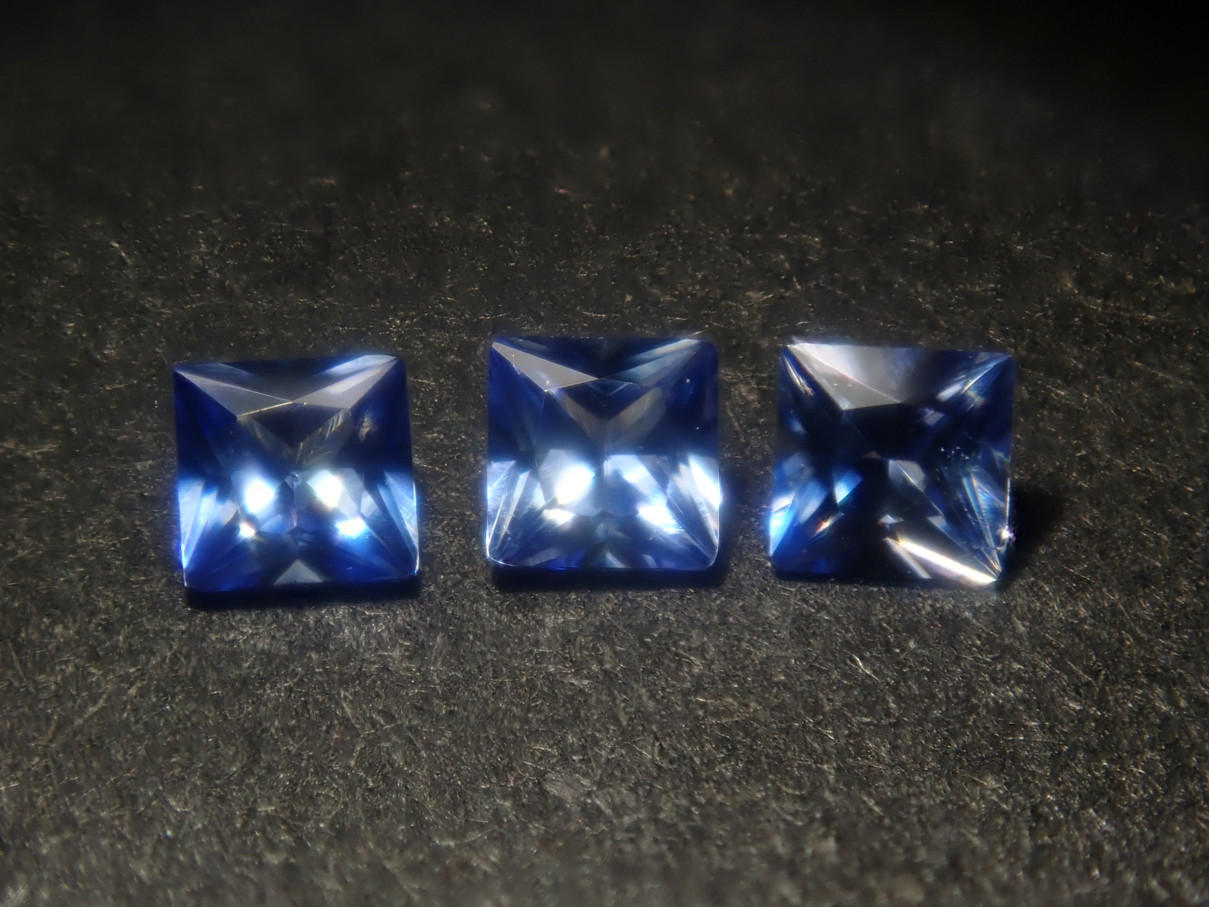【9/5  22時販売】《限定3石》トップクオリティのアメリカ産ベニトアイト（プリンセスカット,2mm）《複数購入割引有》