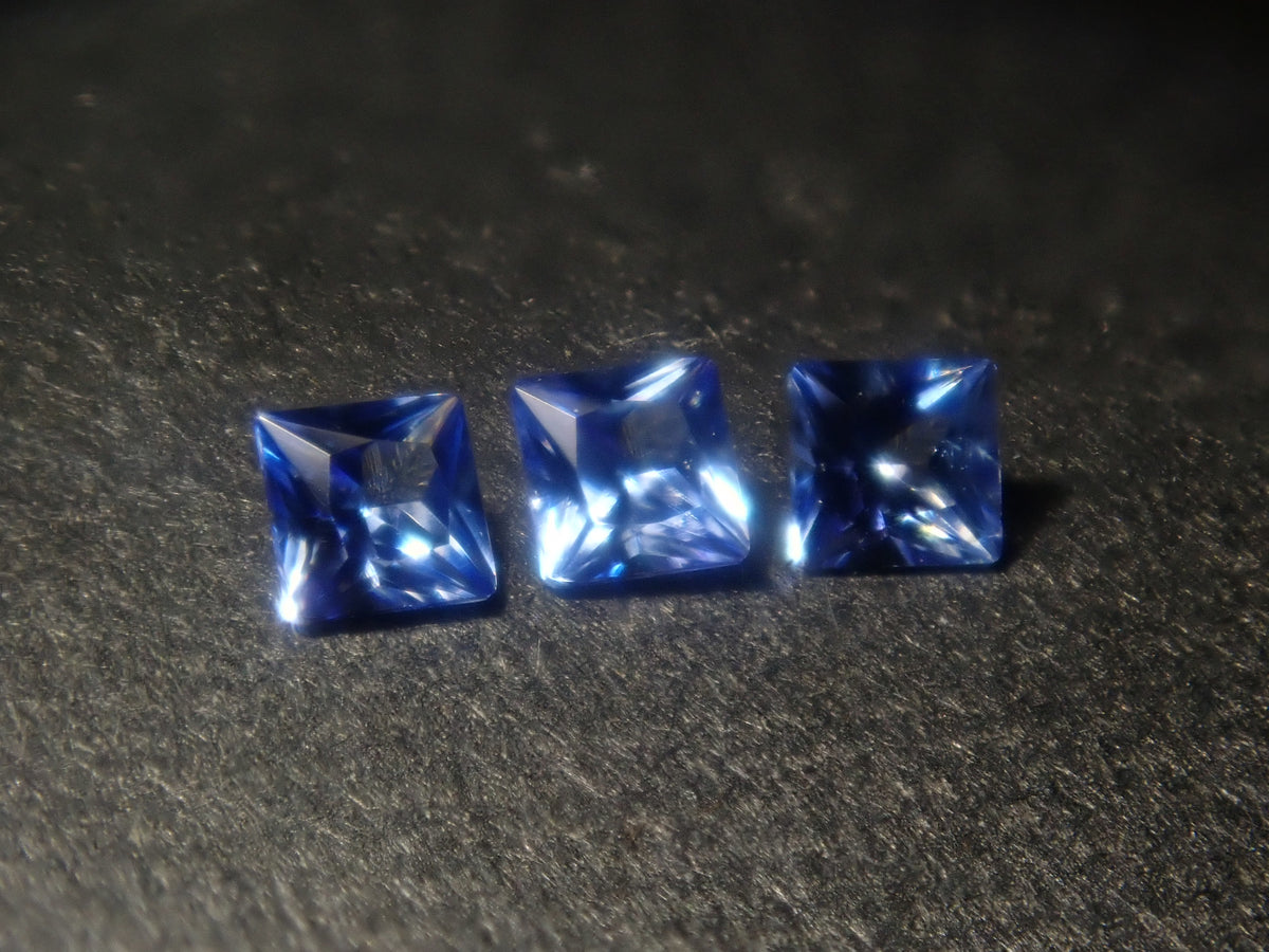 【9/5  22時販売】《限定3石》トップクオリティのアメリカ産ベニトアイト（プリンセスカット,2mm）《複数購入割引有》