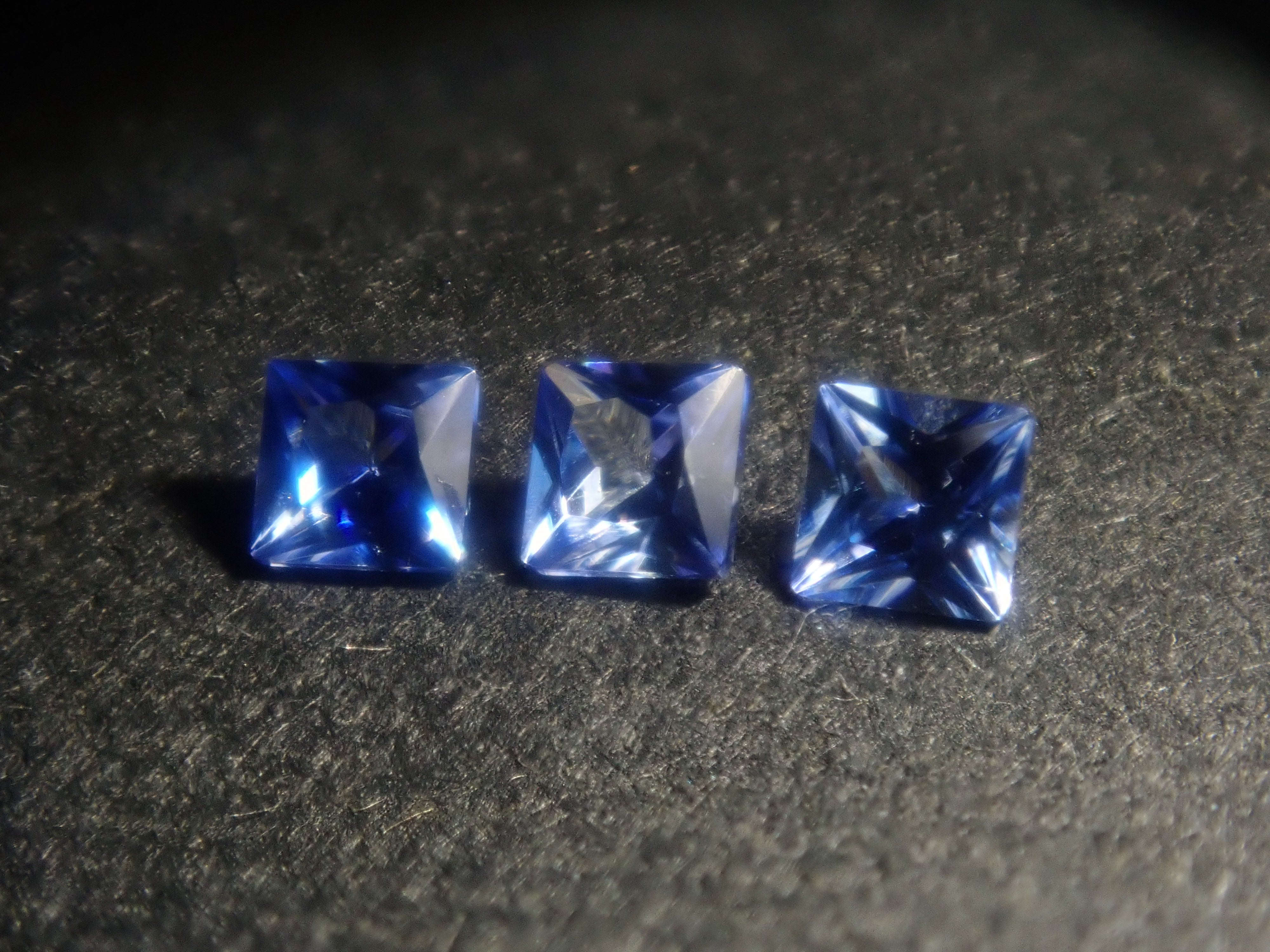 【9/5  22時販売】《限定3石》トップクオリティのアメリカ産ベニトアイト（プリンセスカット,2mm）《複数購入割引有》