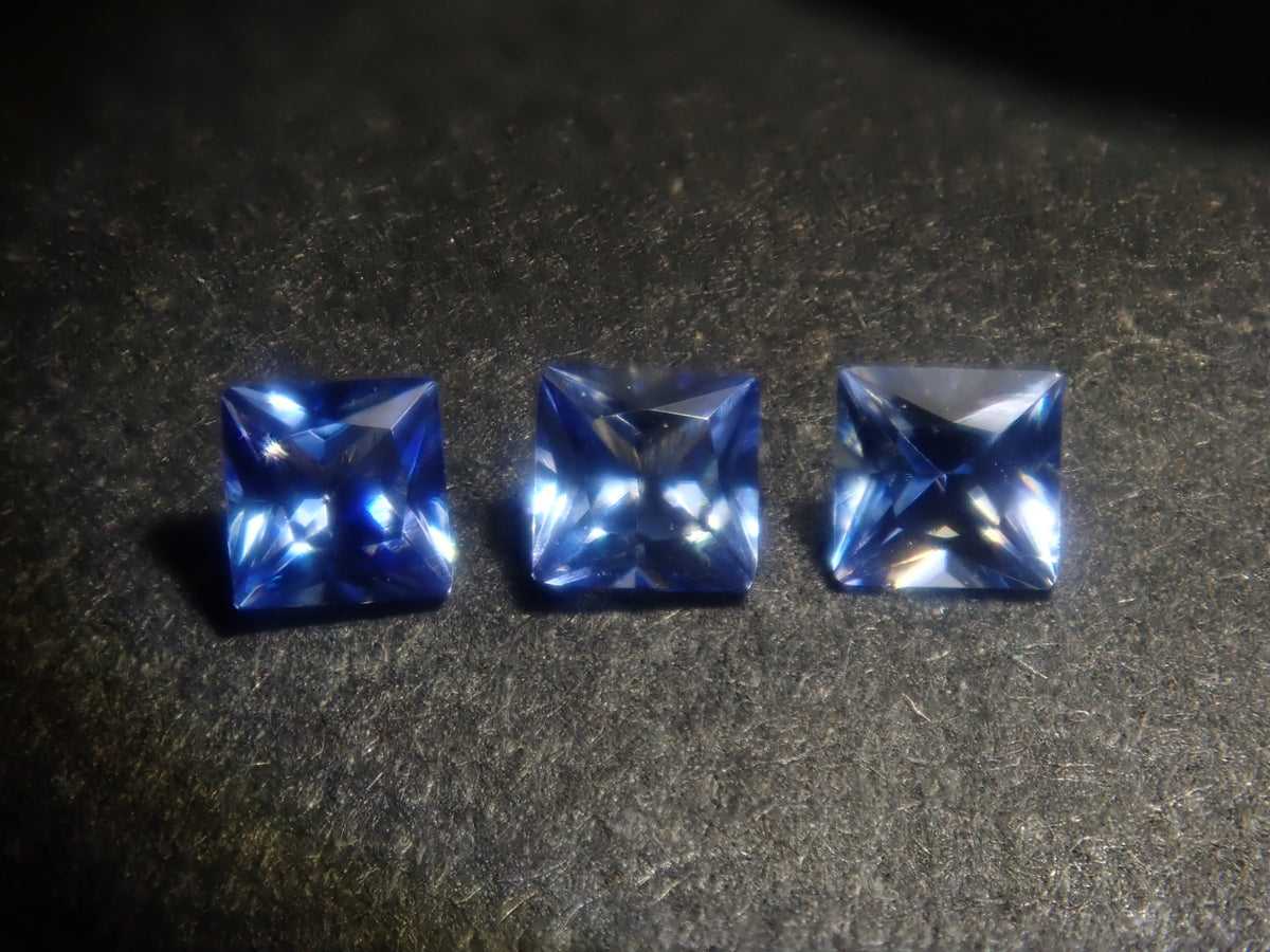 【9/5  22時販売】《限定3石》トップクオリティのアメリカ産ベニトアイト（プリンセスカット,2mm）《複数購入割引有》