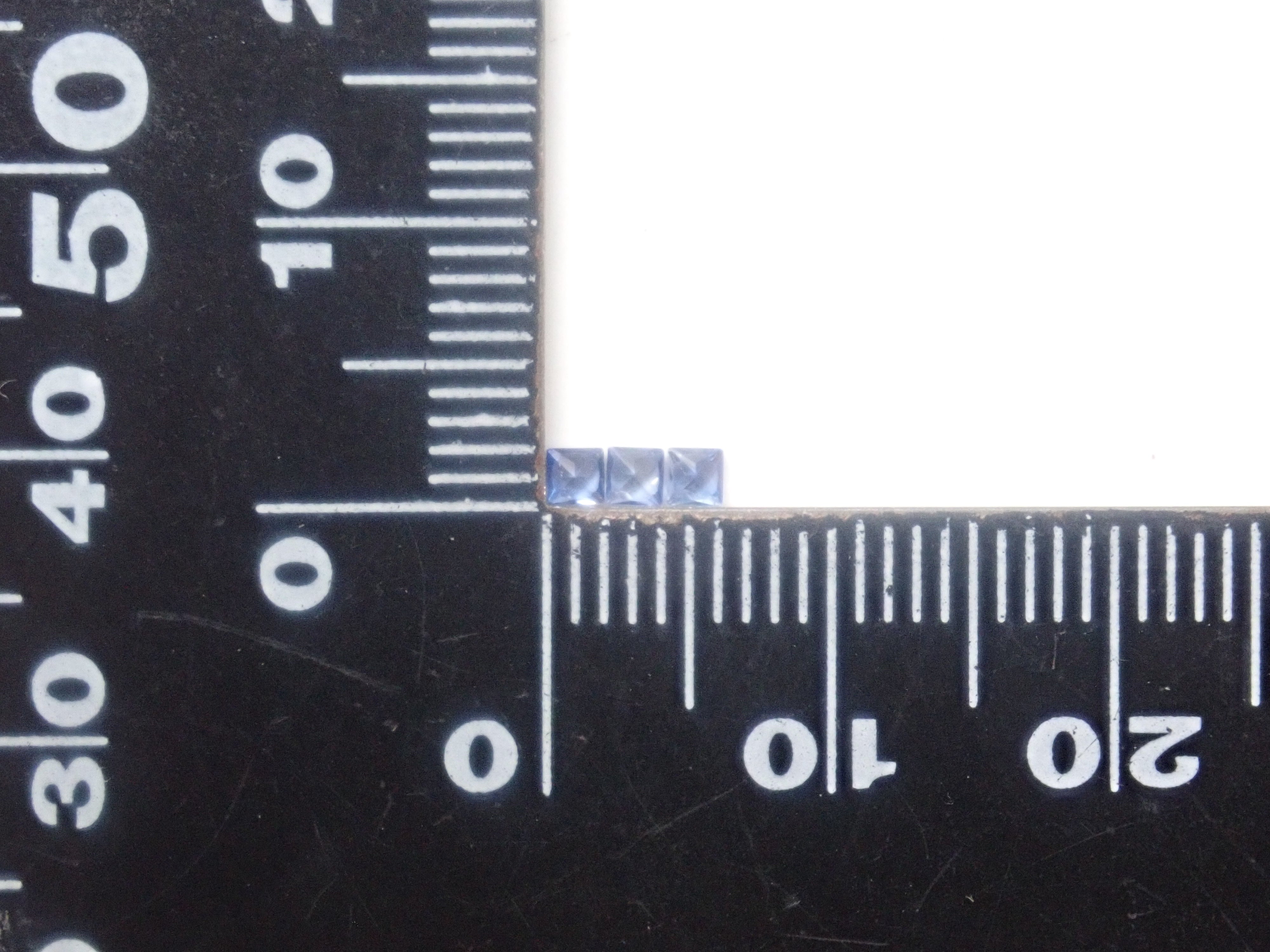【9/5  22時販売】《限定3石》トップクオリティのアメリカ産ベニトアイト（プリンセスカット,2mm）《複数購入割引有》