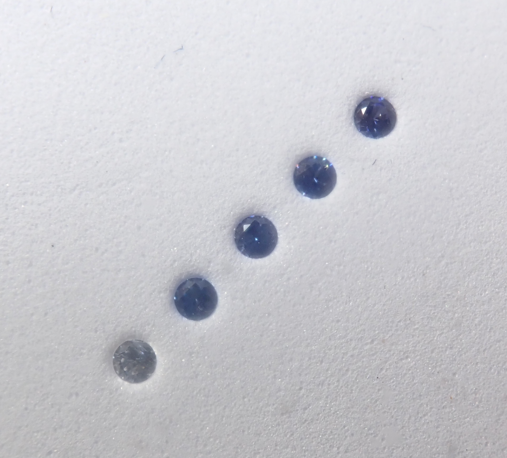 【9/4 22時販売】《限定1セット》ベニトアイトグラデーション5石セット（1.75mm,トップクオリティ含む） 《複数購入割引有》