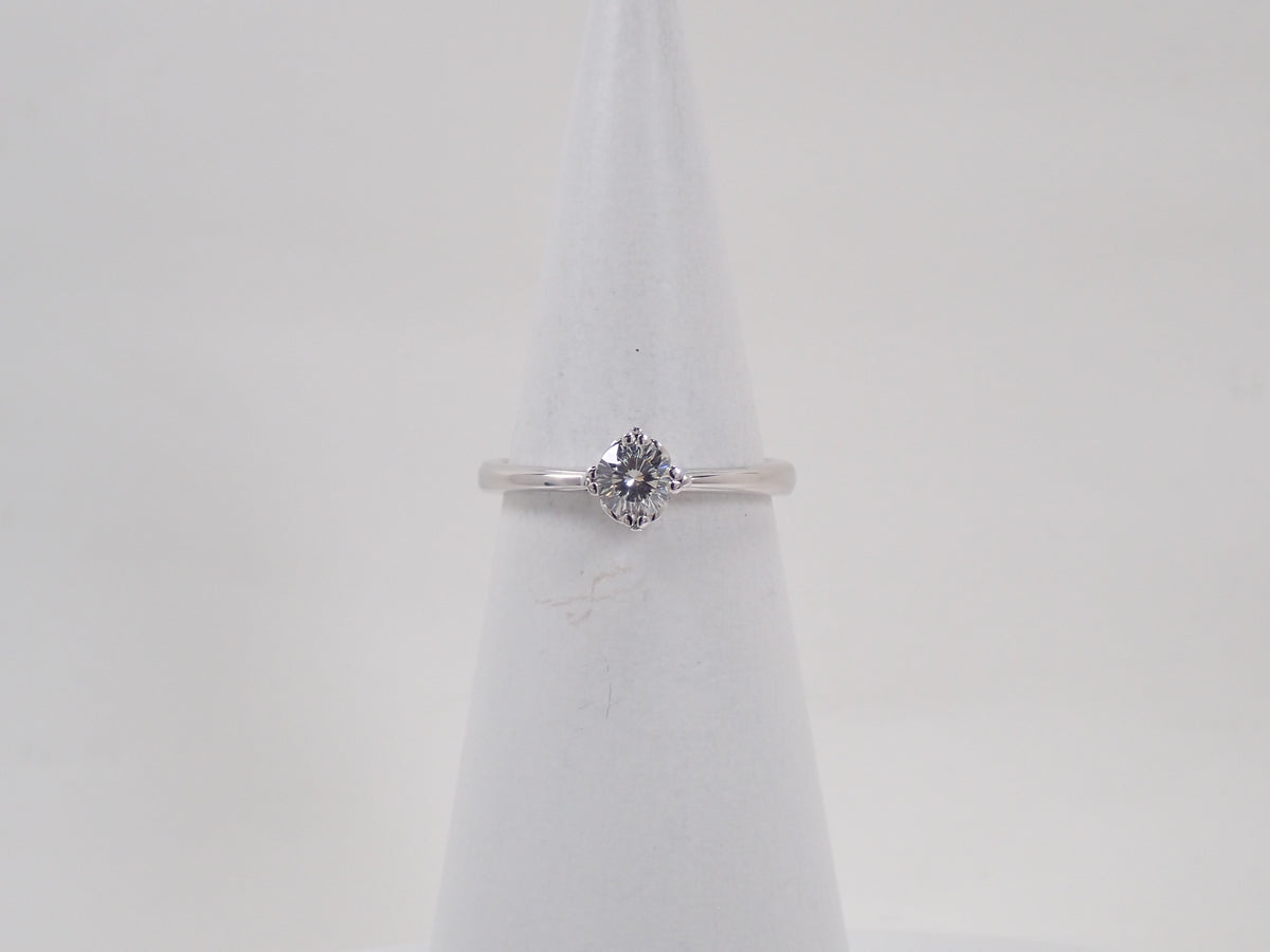 【9/15 22時販売】【カラフリ】K18WG 特殊カットダイヤモンド 4.5mm/0.327ct（VS-1、Iカラー)リング 中宝