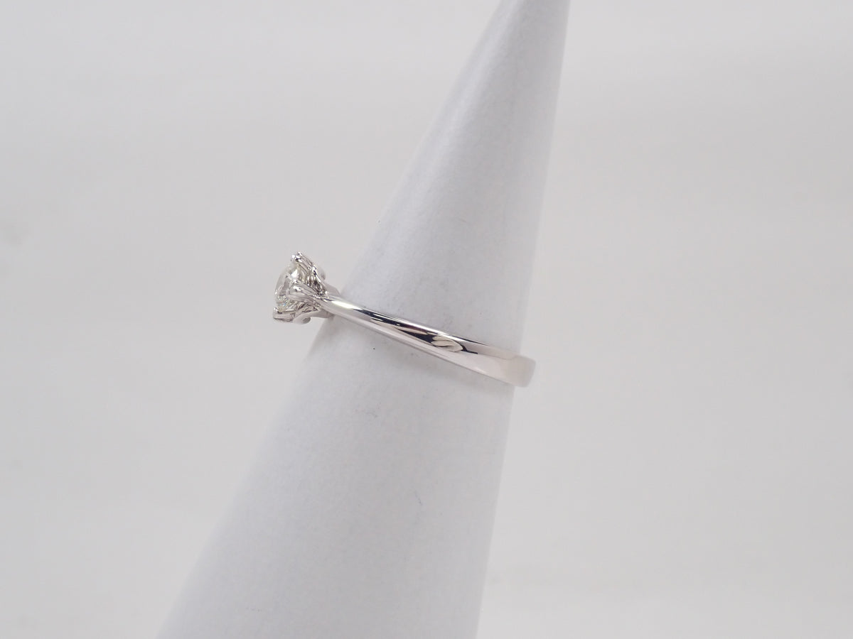【9/15 22時販売】【カラフリ】K18WG 特殊カットダイヤモンド 4.5mm/0.327ct（VS-1、Iカラー)リング 中宝