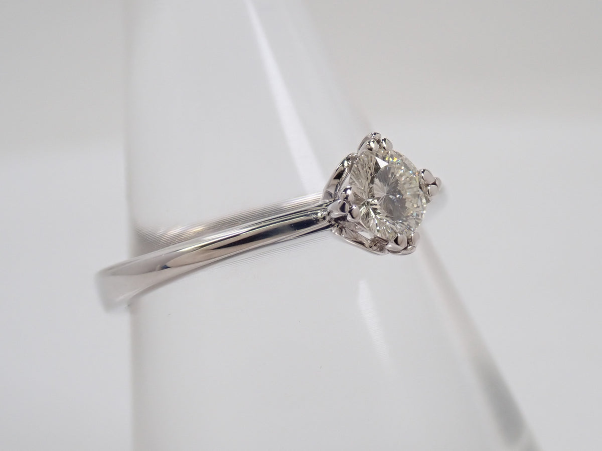 【9/15 22時販売】【カラフリ】K18WG 特殊カットダイヤモンド 4.5mm/0.327ct（VS-1、Iカラー)リング 中宝