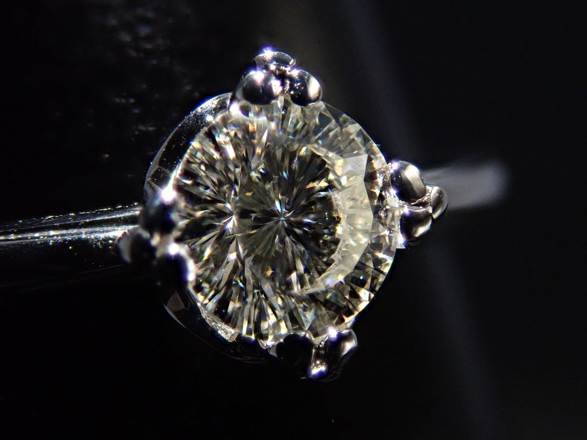 【9/15 22時販売】【カラフリ】K18WG 特殊カットダイヤモンド 4.5mm/0.327ct（VS-1、Iカラー)リング 中宝
