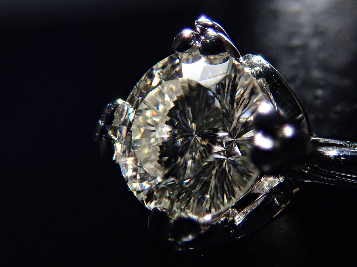 【9/15 22時販売】【カラフリ】K18WG 特殊カットダイヤモンド 4.5mm/0.327ct（VS-1、Iカラー)リング 中宝