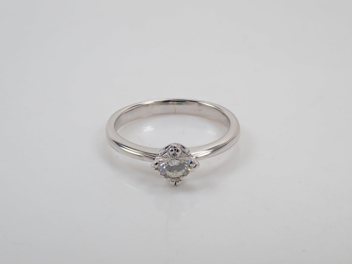 【9/15 22時販売】【カラフリ】K18WG 特殊カットダイヤモンド 4.5mm/0.327ct（VS-1、Iカラー)リング 中宝