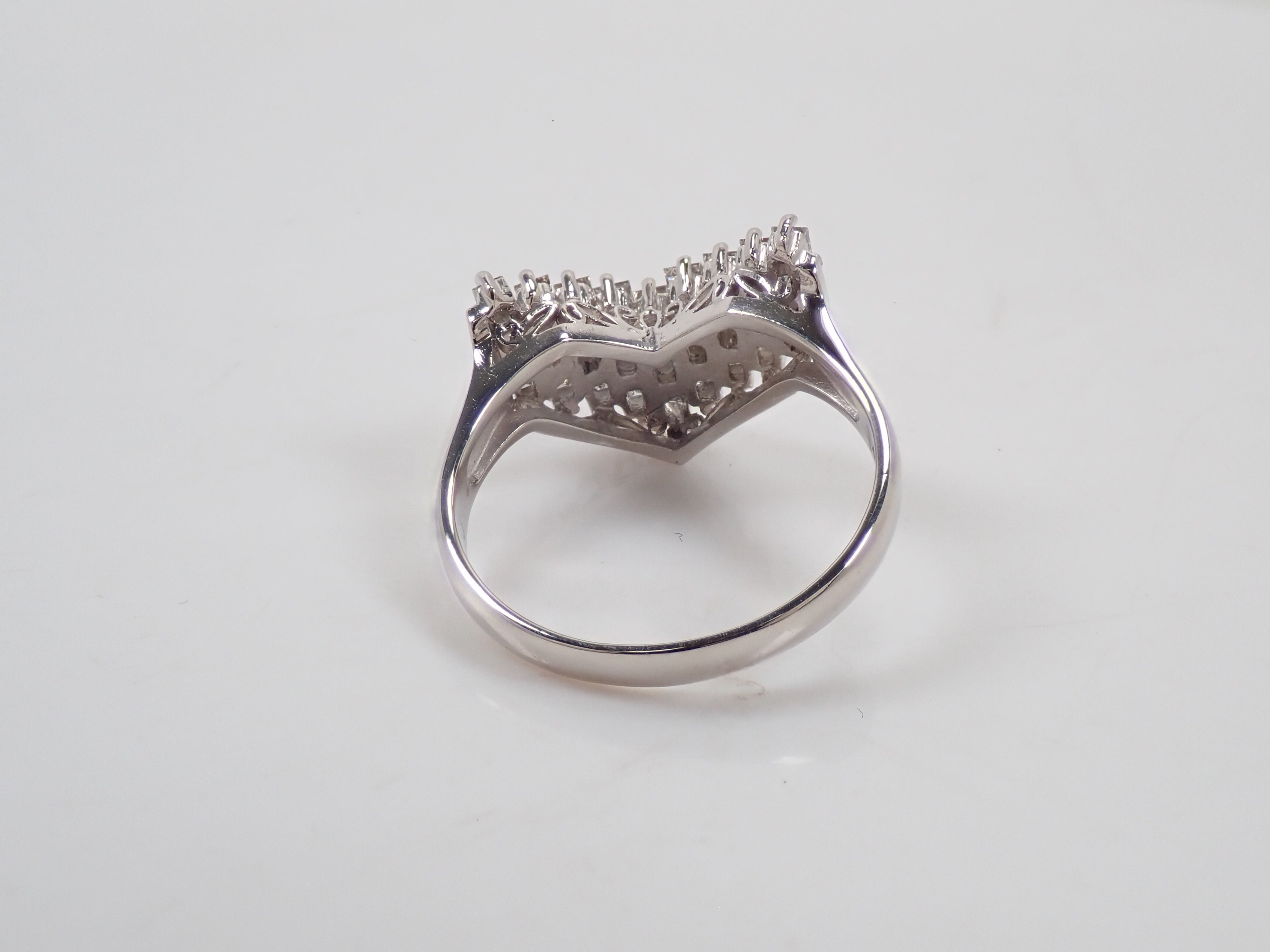 Pt900 ダイヤモンド 1.00ct V字リング