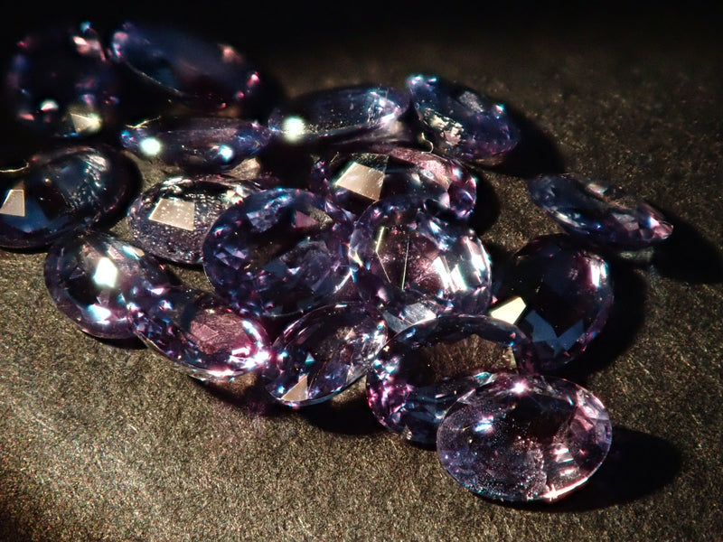 稀有石頭扭蛋💎 1 塊巴西紫翠玉（Hemachita 礦）（4 人中的 1 人將額外獲得圓形切割紫翠玉）（多次購買可折扣）