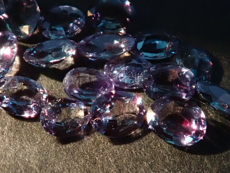 稀有石頭扭蛋💎 1 塊巴西紫翠玉（Hemachita 礦）（4 人中的 1 人將額外獲得圓形切割紫翠玉）（多次購買可折扣）