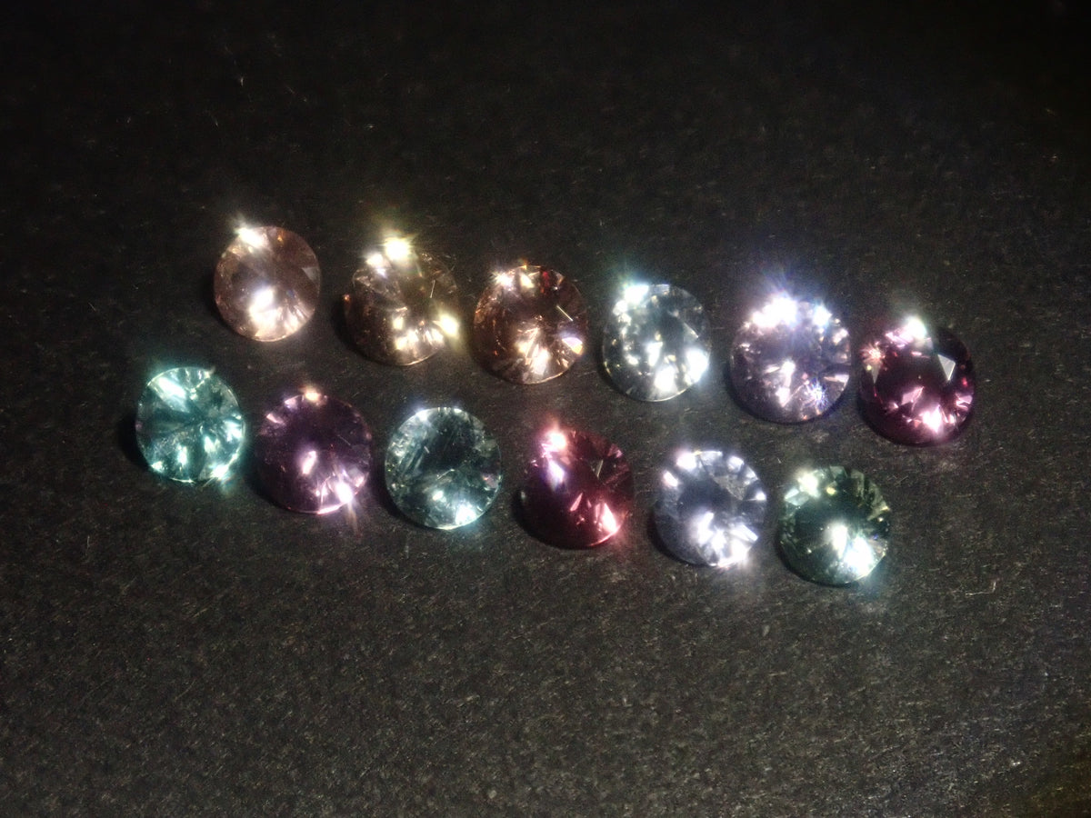 【9/20 22時販売】《限定11石》KEN氏カット約3ｍｍルースガチャ（コロンビア産ミントカラーエメラルド、スピネル、ジルコンなど）《複数購入割引有》