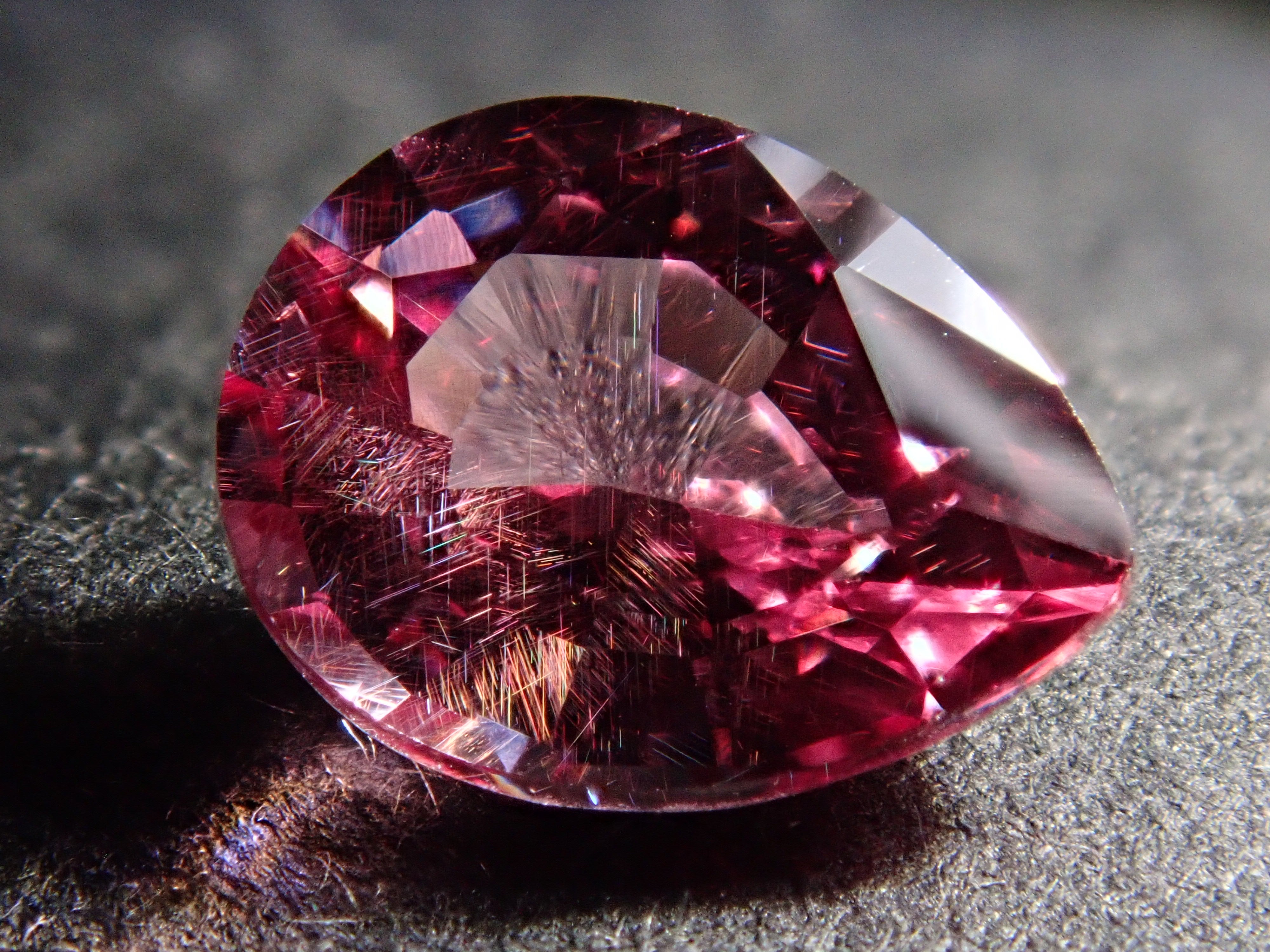 【12560368掲載】ドラゴンガーネット 1.042ctルース