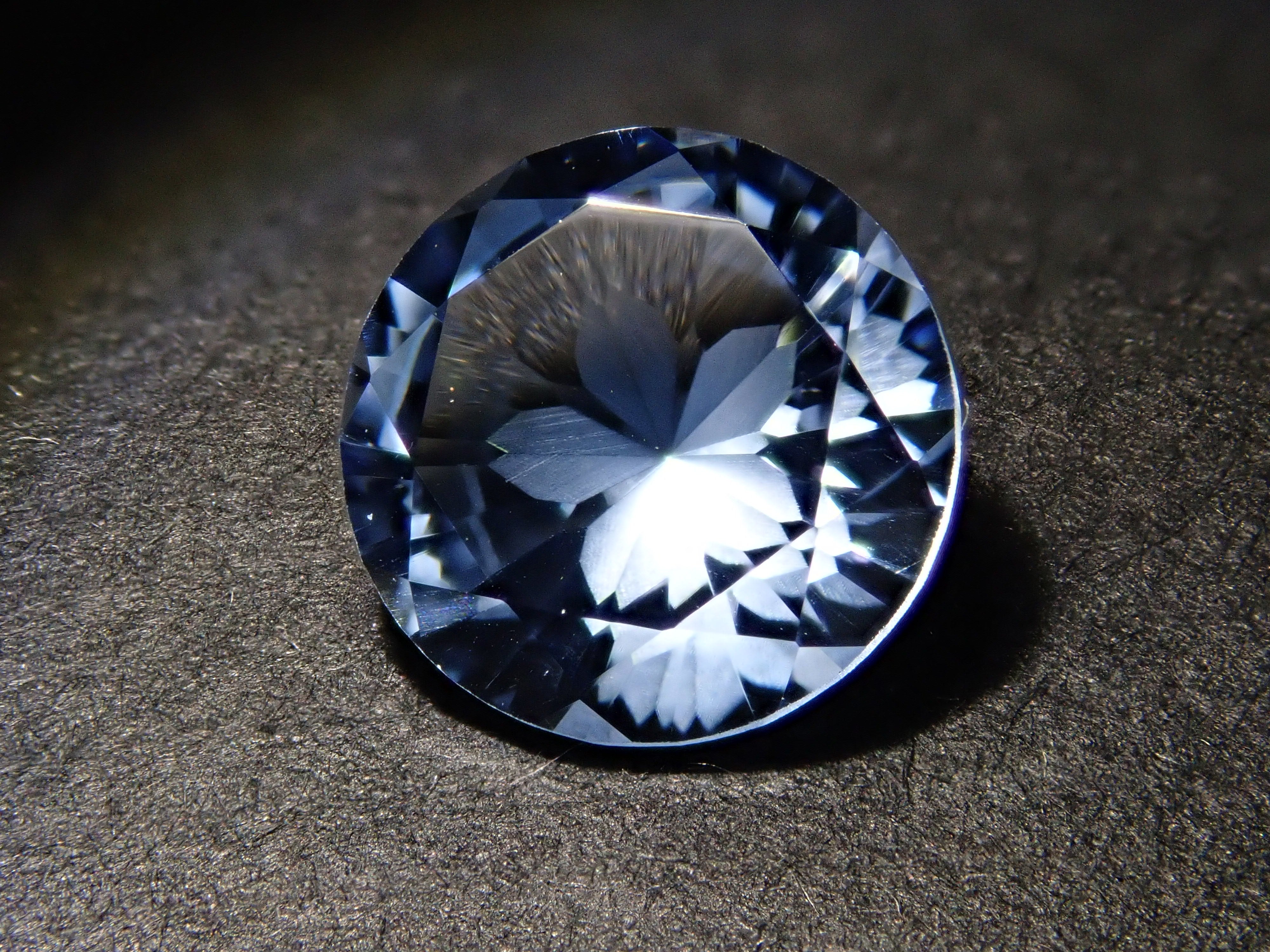 【12560378掲載】シベリアンブルークォーツ（合成クォーツ） 1.067ctルース