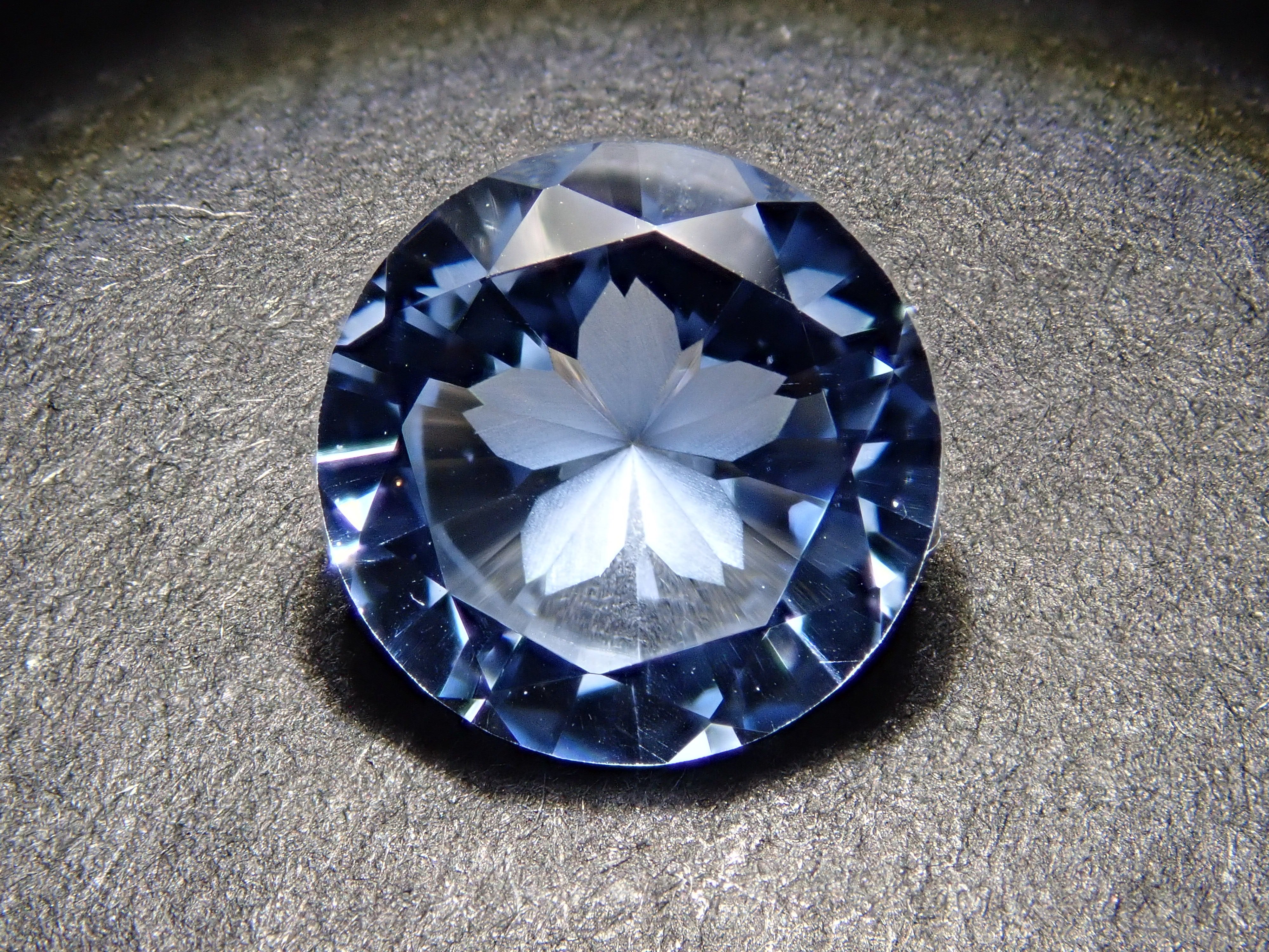 【12560378掲載】シベリアンブルークォーツ（合成クォーツ） 1.067ctルース