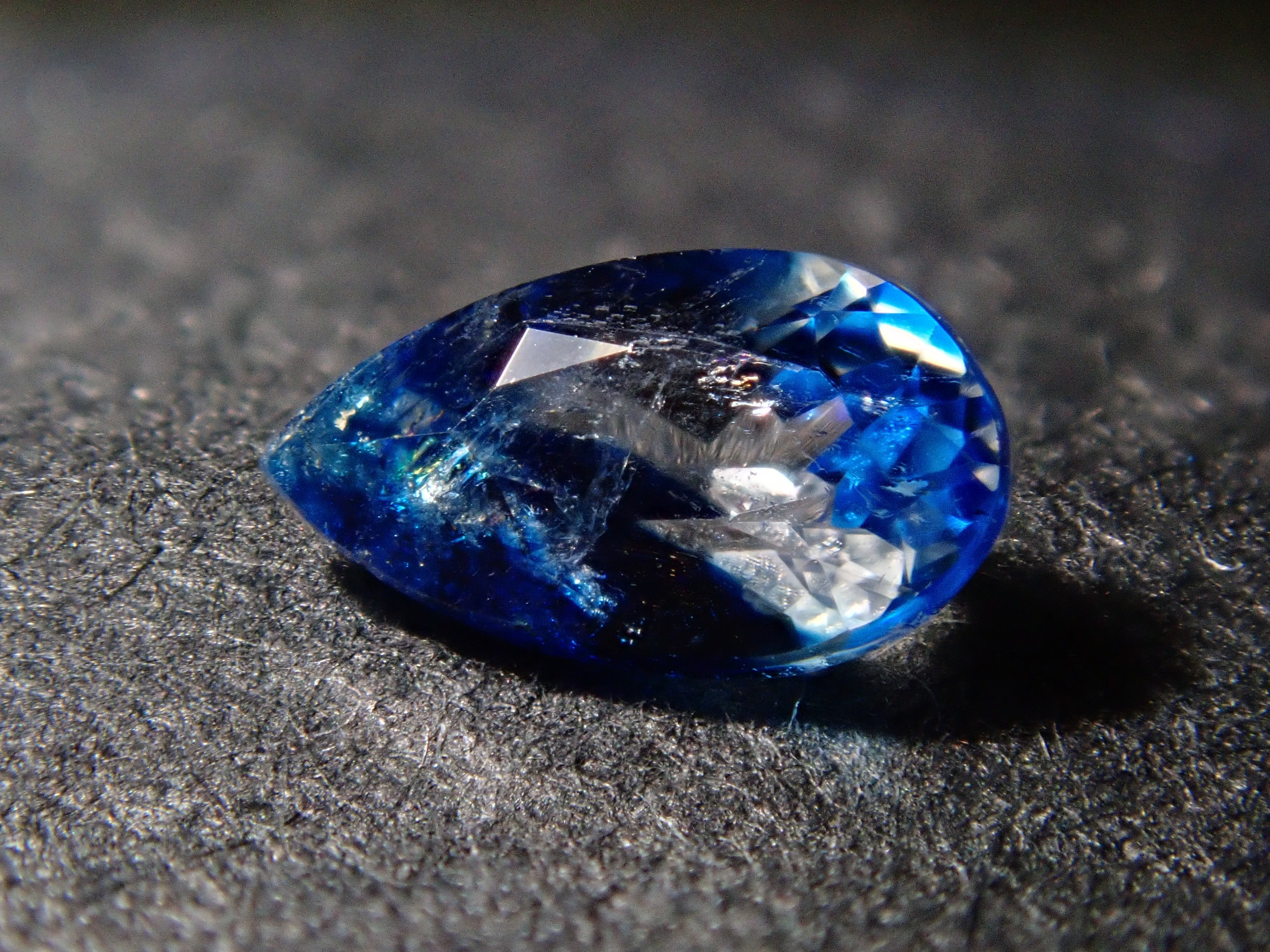 【12560353掲載】ジンバブエ産バイカラーユークレース 0.201ctルース