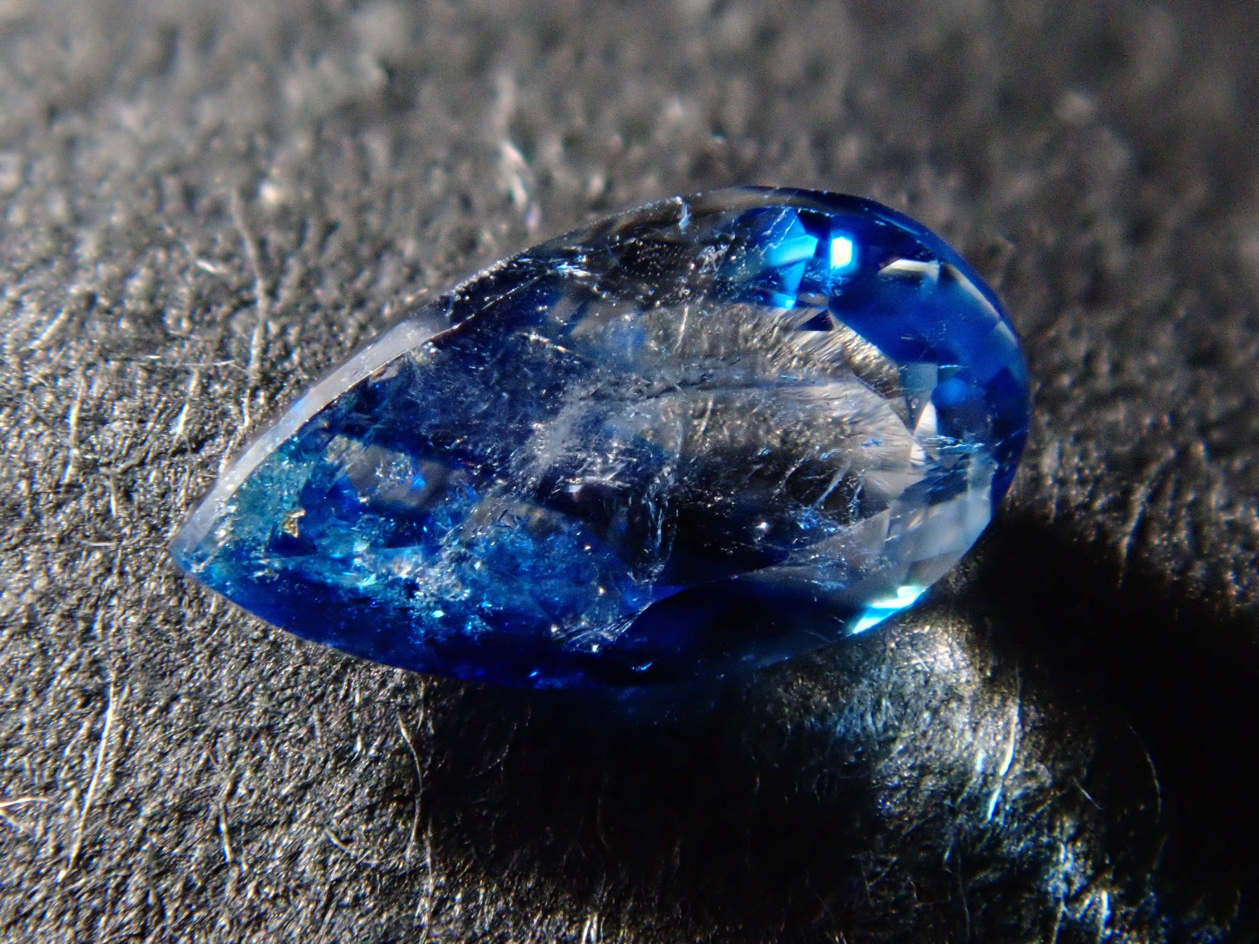 【12560353掲載】ジンバブエ産バイカラーユークレース 0.201ctルース