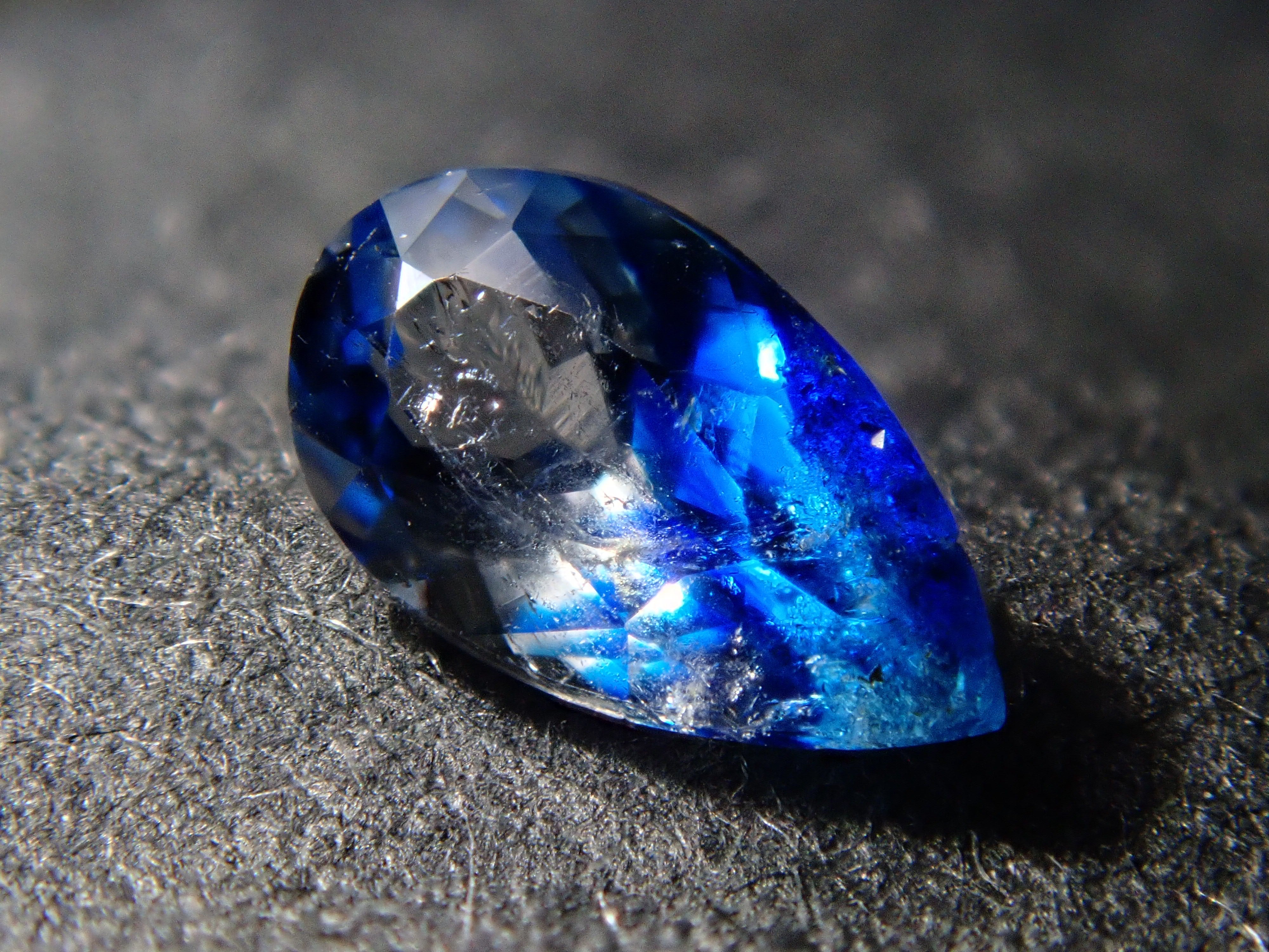 【12560353掲載】ジンバブエ産バイカラーユークレース 0.201ctルース