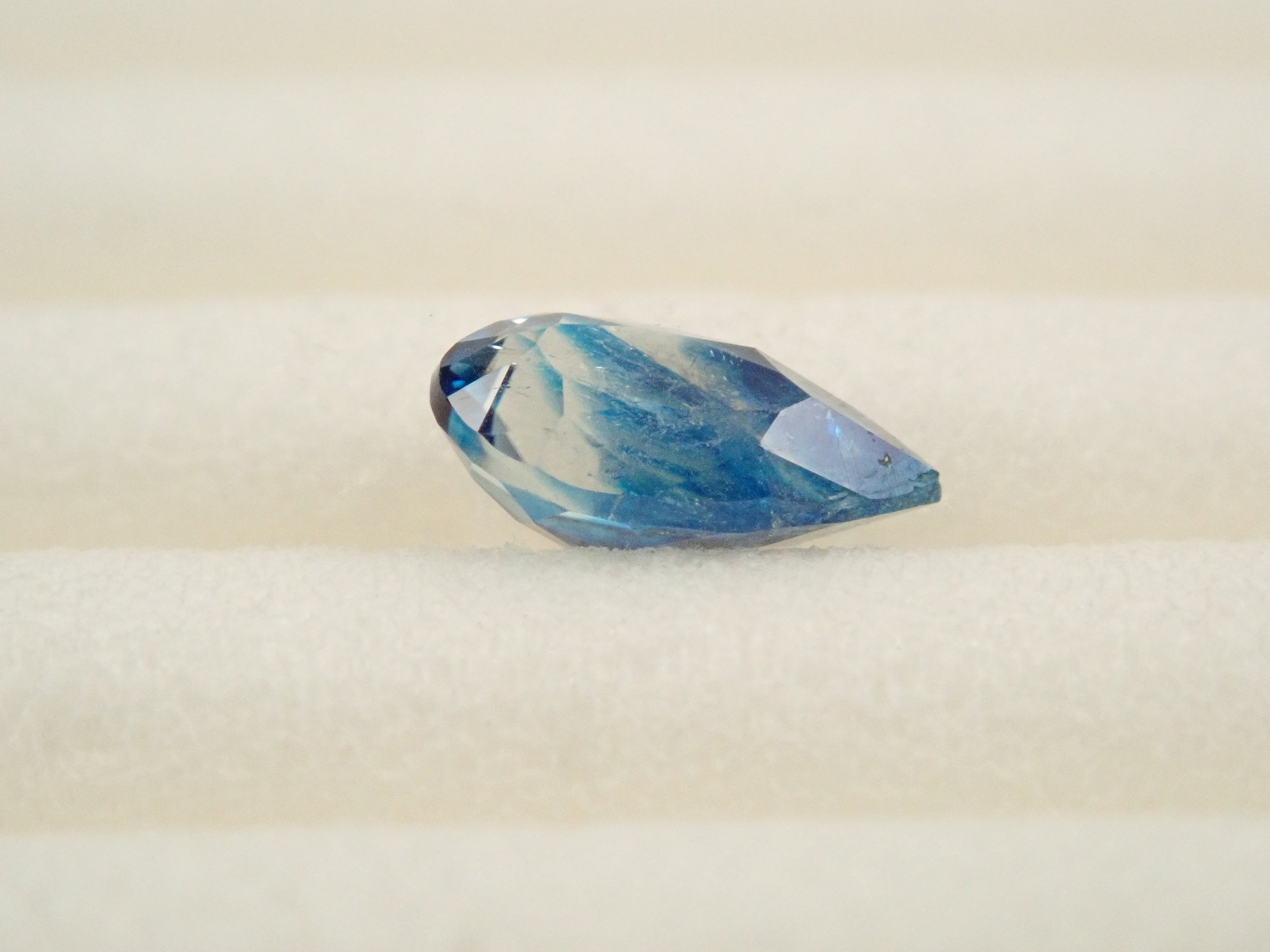 【12560353掲載】ジンバブエ産バイカラーユークレース 0.201ctルース