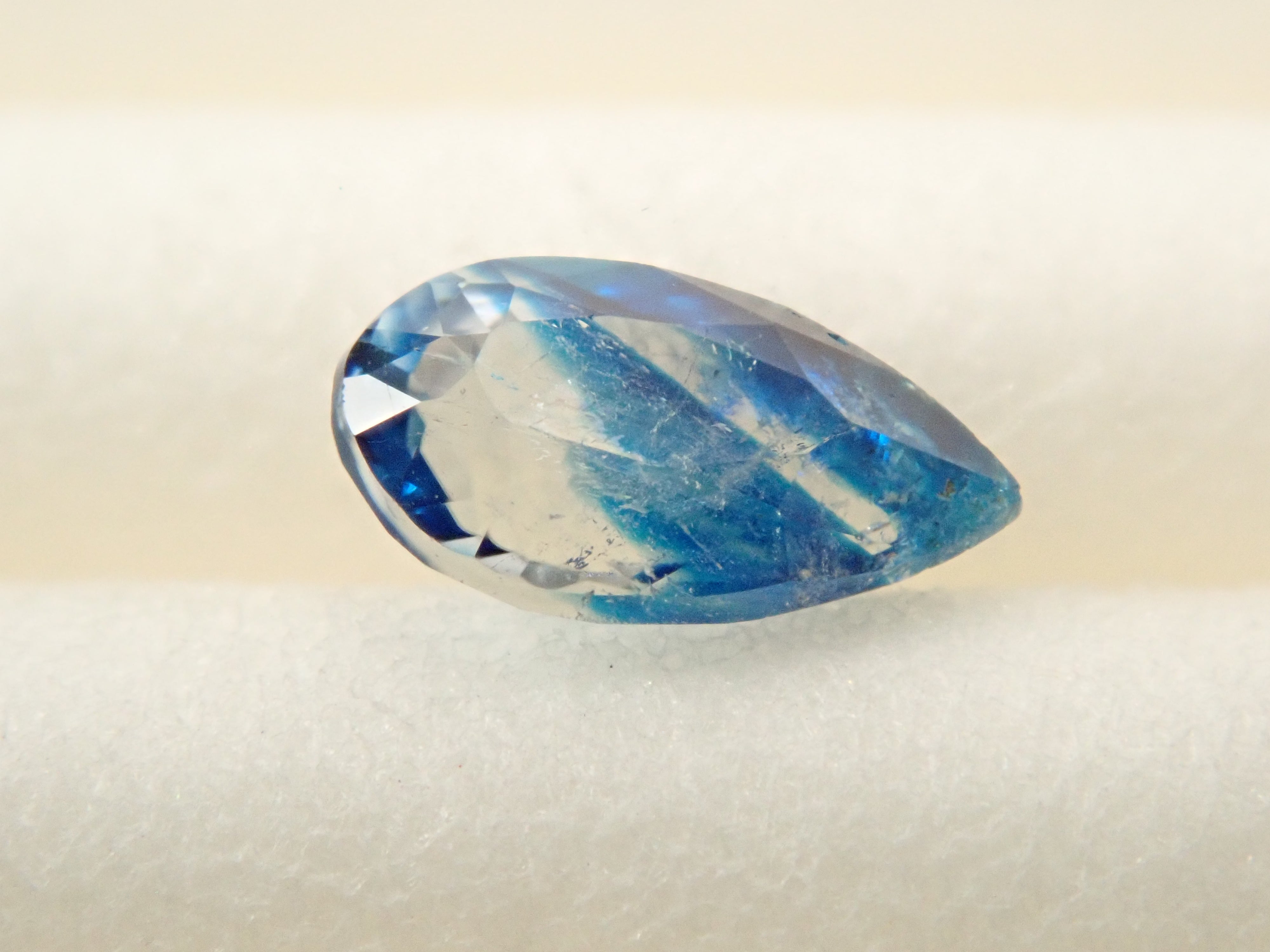 【12560353掲載】ジンバブエ産バイカラーユークレース 0.201ctルース